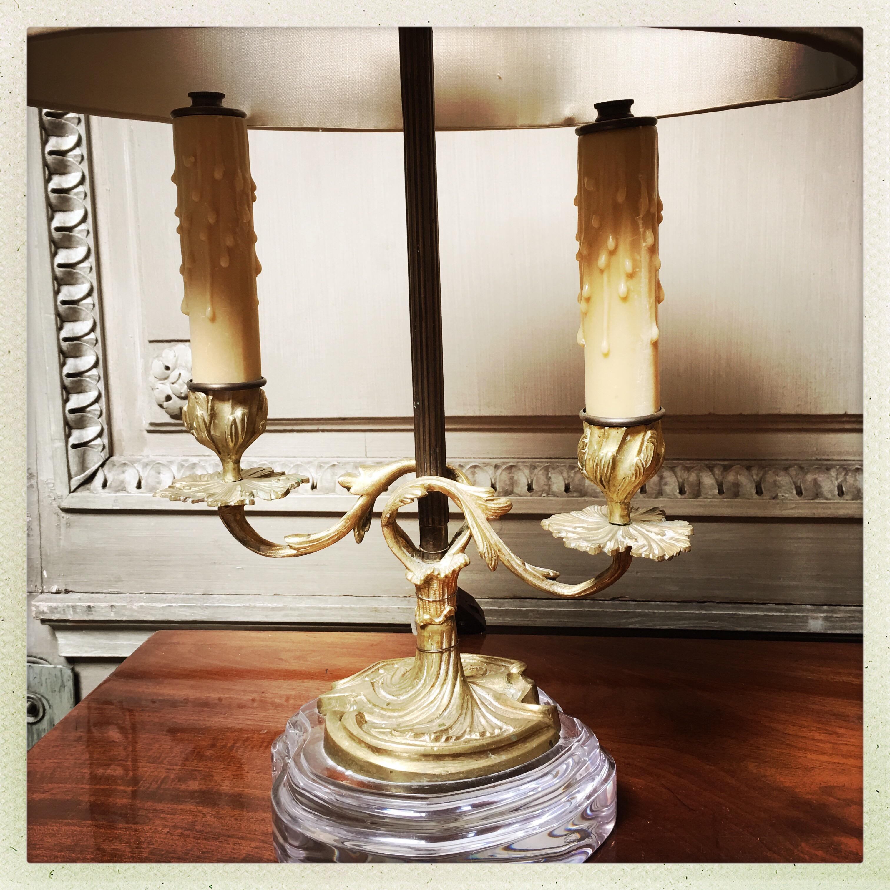 Paar französische Bronze-Kerzenhalter-Lampen mit Acrylsockeln (Louis XV.) im Angebot