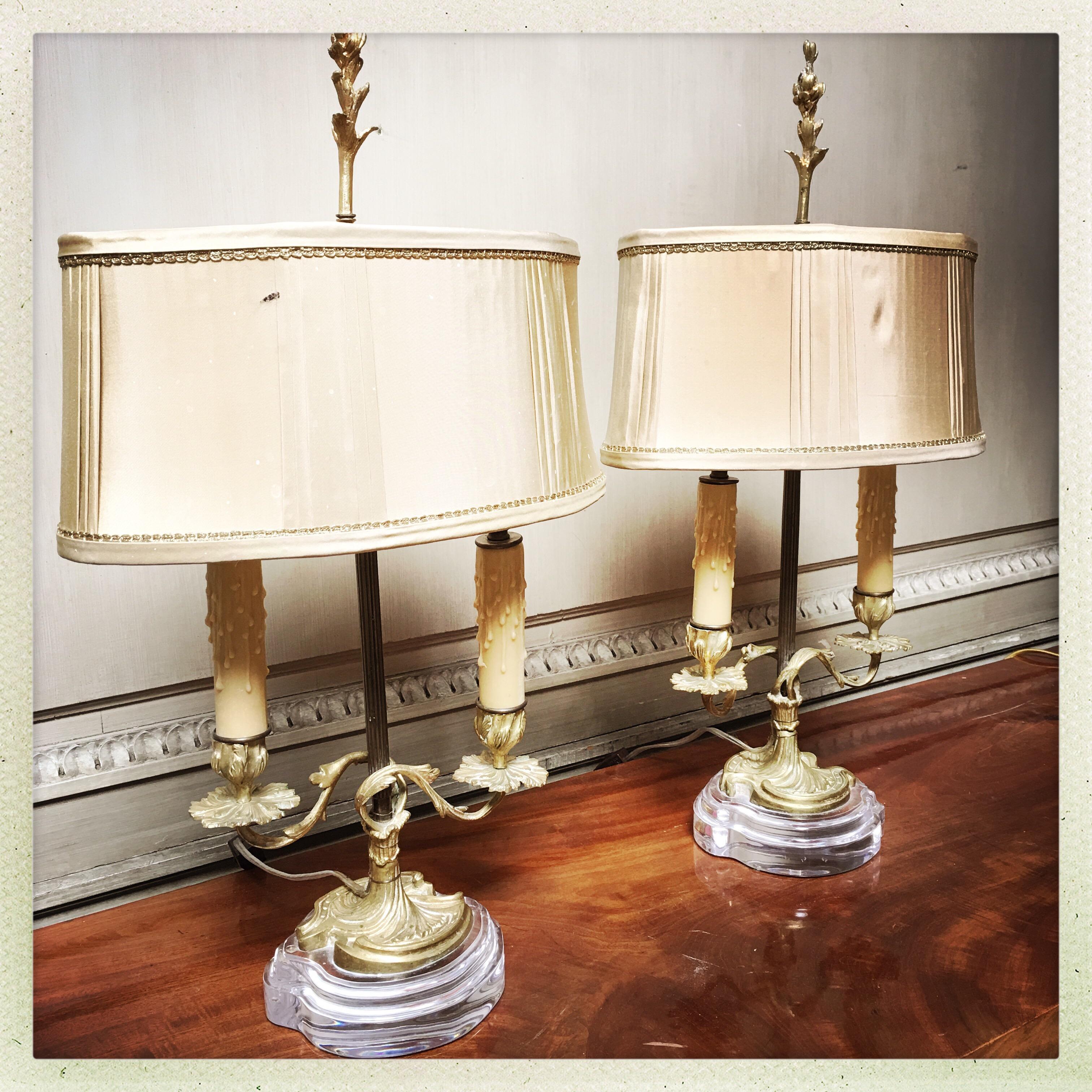 Paar französische Bronze-Kerzenhalter-Lampen mit Acrylsockeln (Französisch) im Angebot