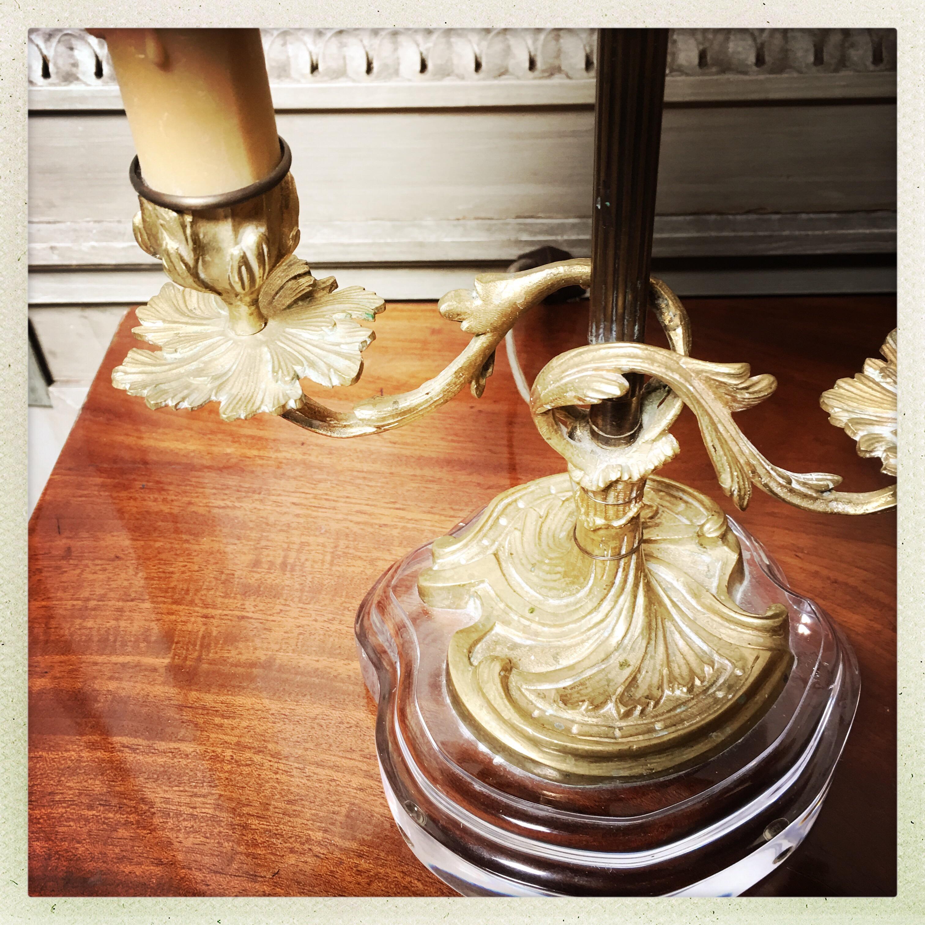 Moulage Paire de pieds de lampe chandelier en bronze français avec bases en acrylique en vente