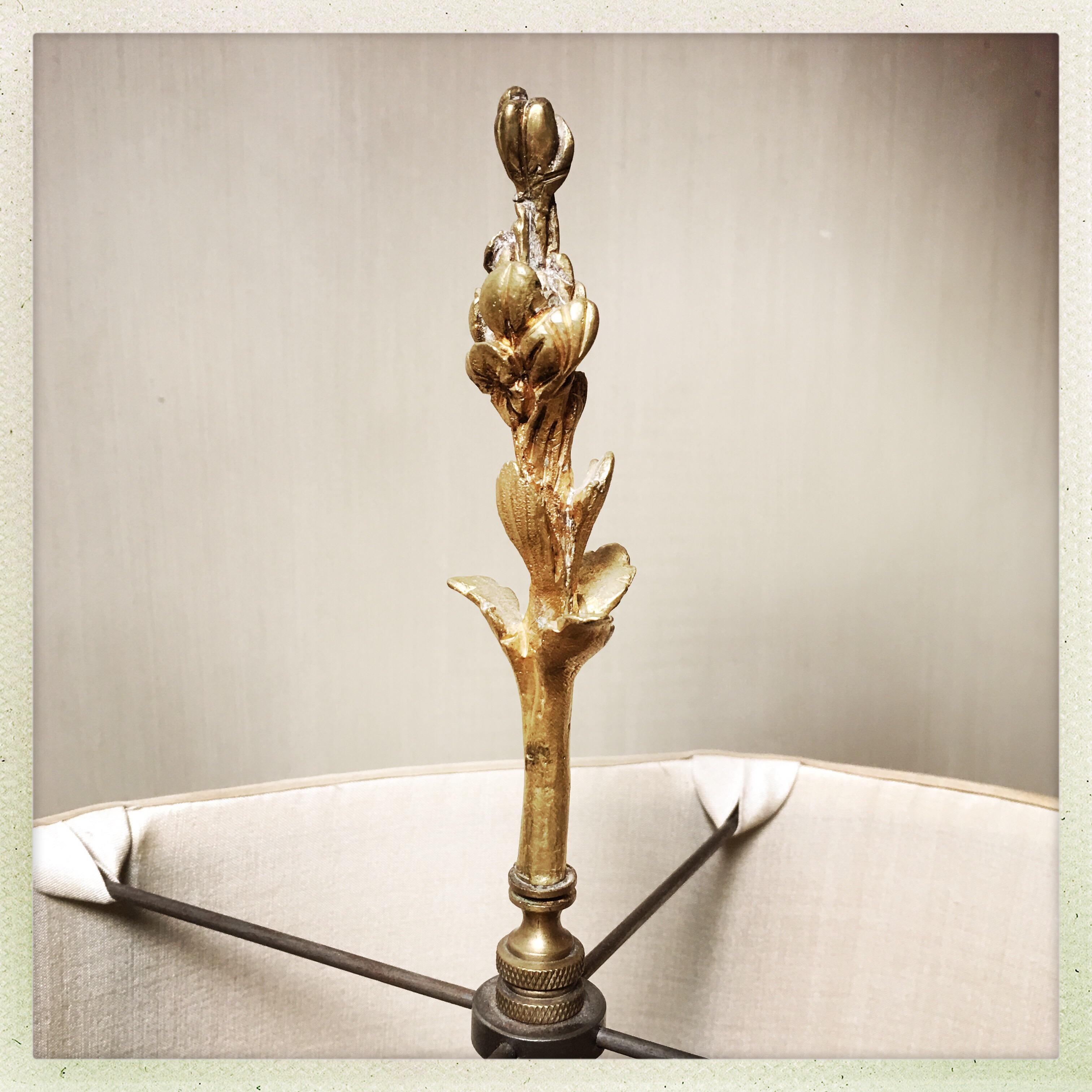 Paire de pieds de lampe chandelier en bronze français avec bases en acrylique en vente 1