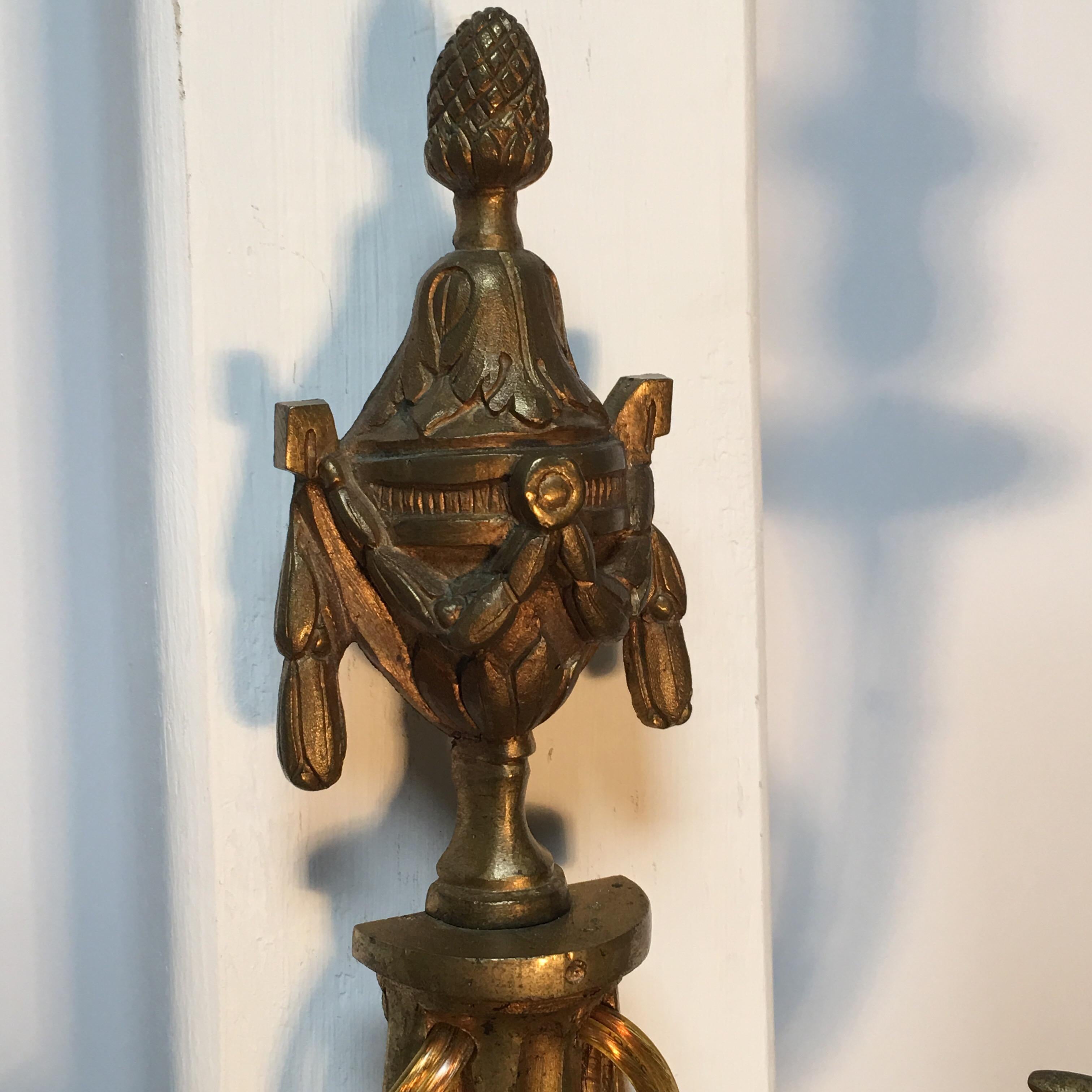 Pareja de Apliques Franceses de Bronce Estilo Luis XVI en venta 4