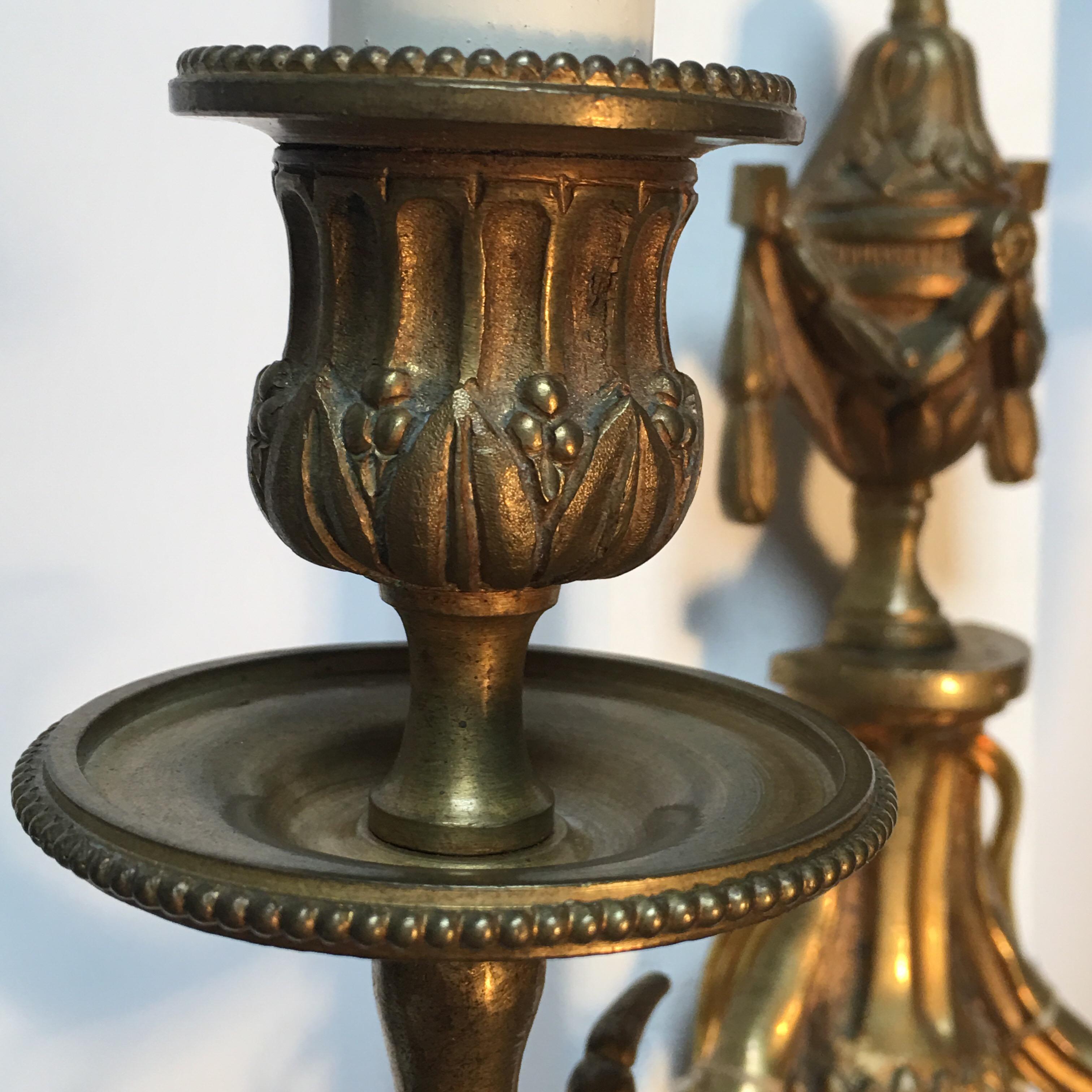 Pareja de Apliques Franceses de Bronce Estilo Luis XVI en venta 3