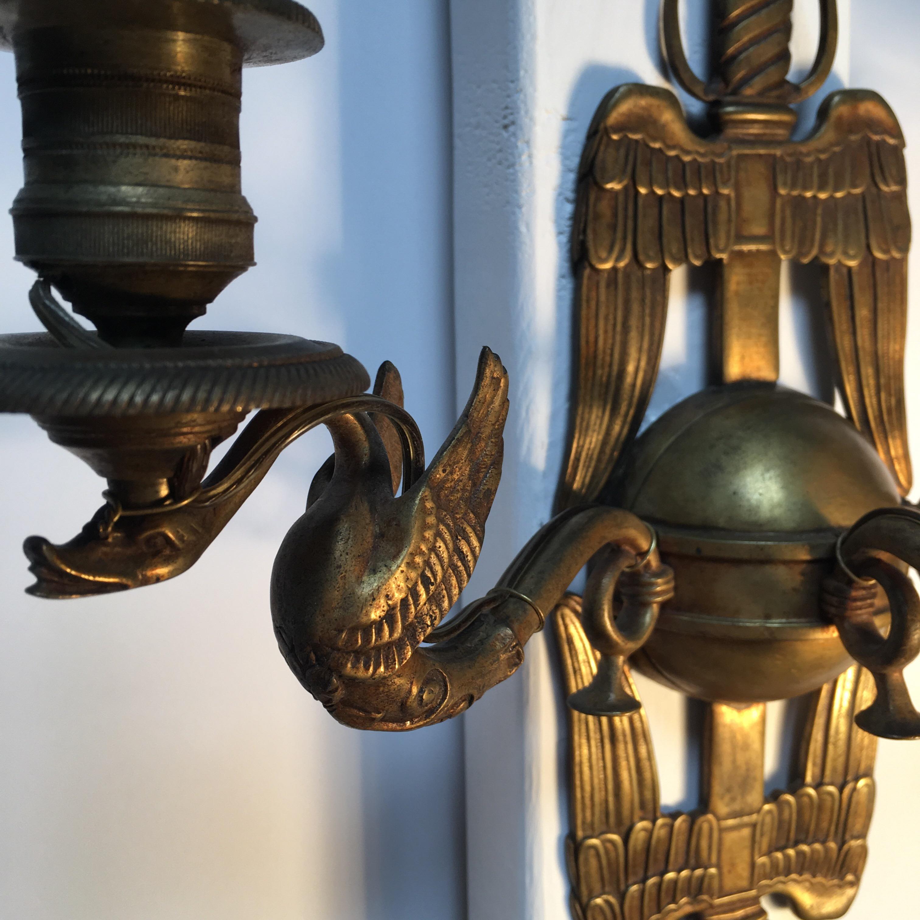 Paar französische Bronze-Wandleuchter im neoklassischen Stil im Zustand „Gut“ im Angebot in Dallas, TX