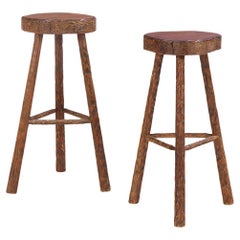 Coppia di sgabelli da bar francesi in stile brutalista intagliati a sgorbia, C.C. 1960.