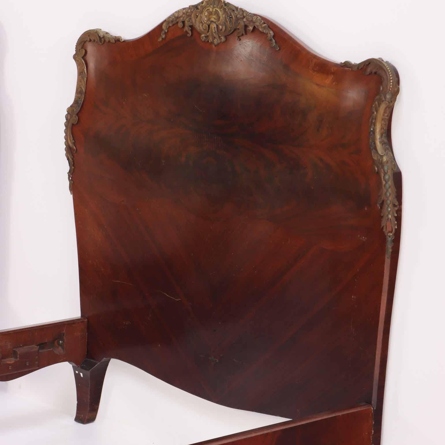 Louis XVI Paire de lits jumeaux Bombé en ronce de noyer, C.C. 1930. en vente