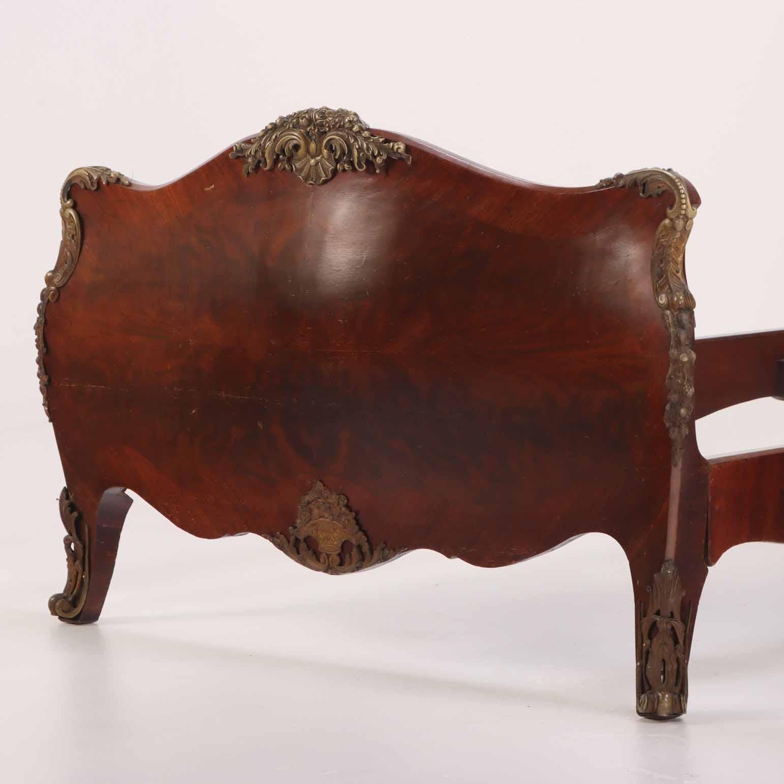 20ième siècle Paire de lits jumeaux Bombé en ronce de noyer, C.C. 1930. en vente