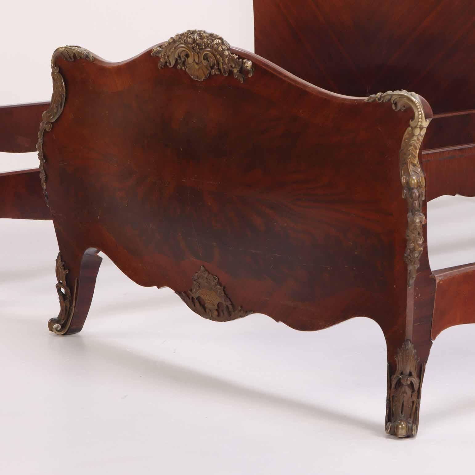 Bois Paire de lits jumeaux Bombé en ronce de noyer, C.C. 1930. en vente