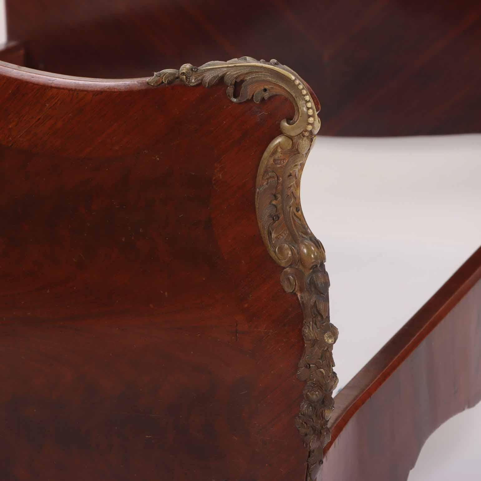 Paire de lits jumeaux Bombé en ronce de noyer, C.C. 1930. en vente 1