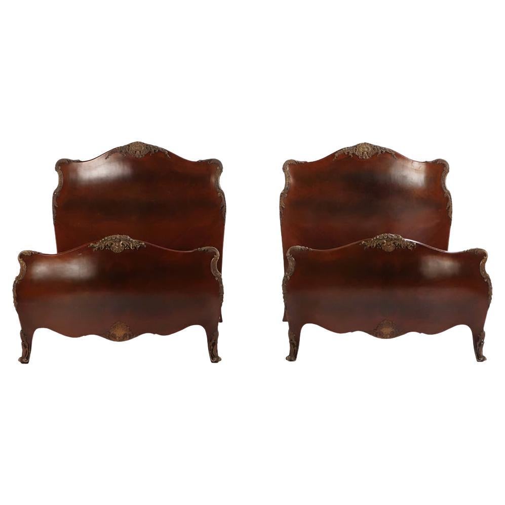 Paire de lits jumeaux Bombé en ronce de noyer, C.C. 1930. en vente