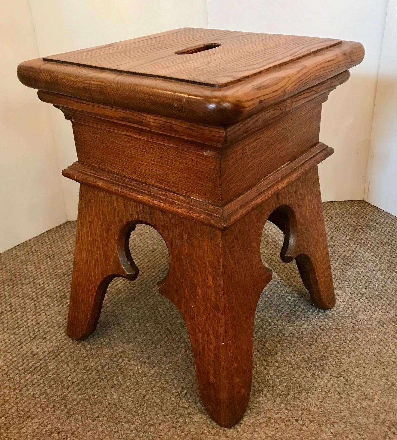 A Pair of French Canadian Oak Stools In Good Condition For Sale In Montreal, QC