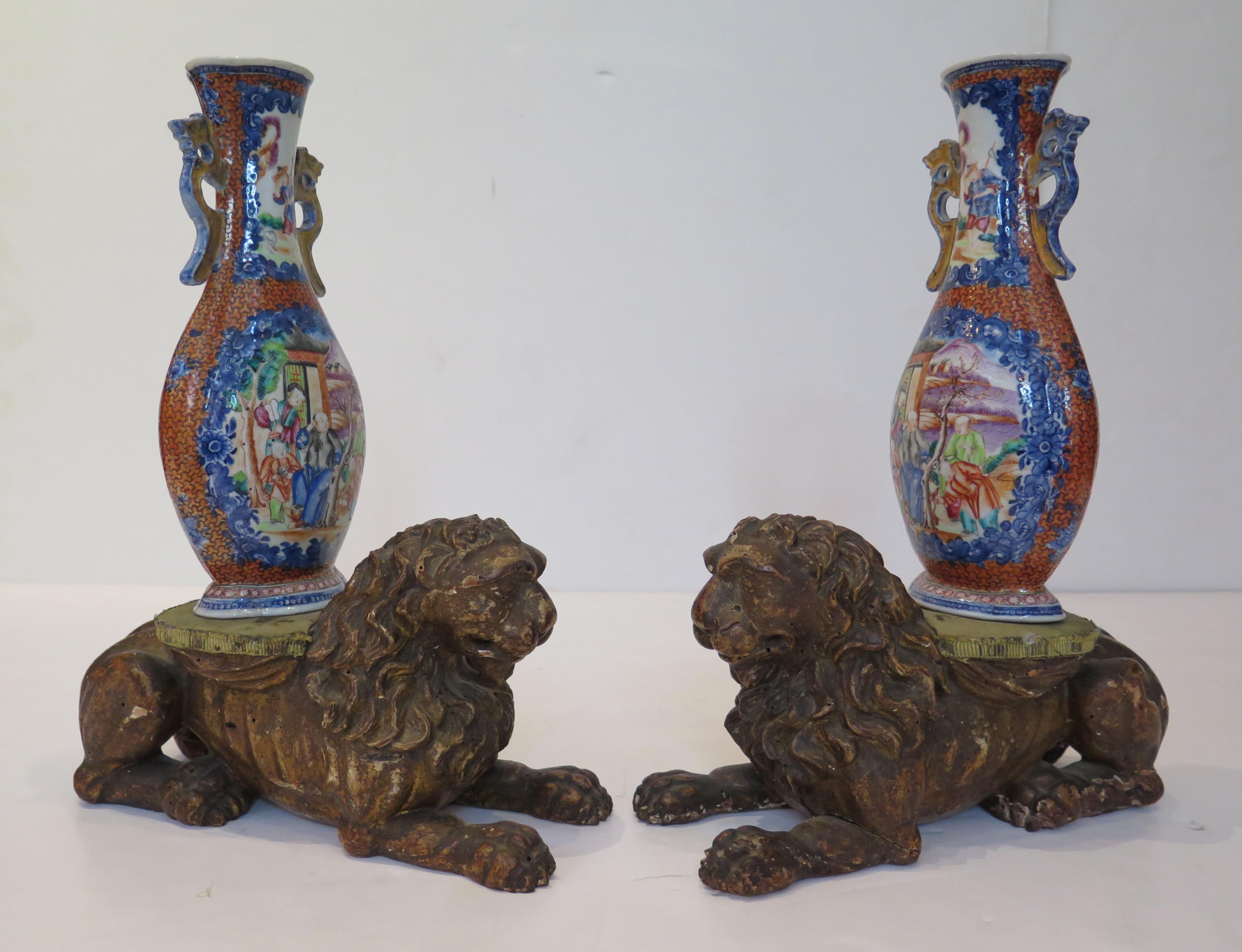 Paire de sculptures de lion couché en bois doré sculpté, Florentine, avec pad en vente 3