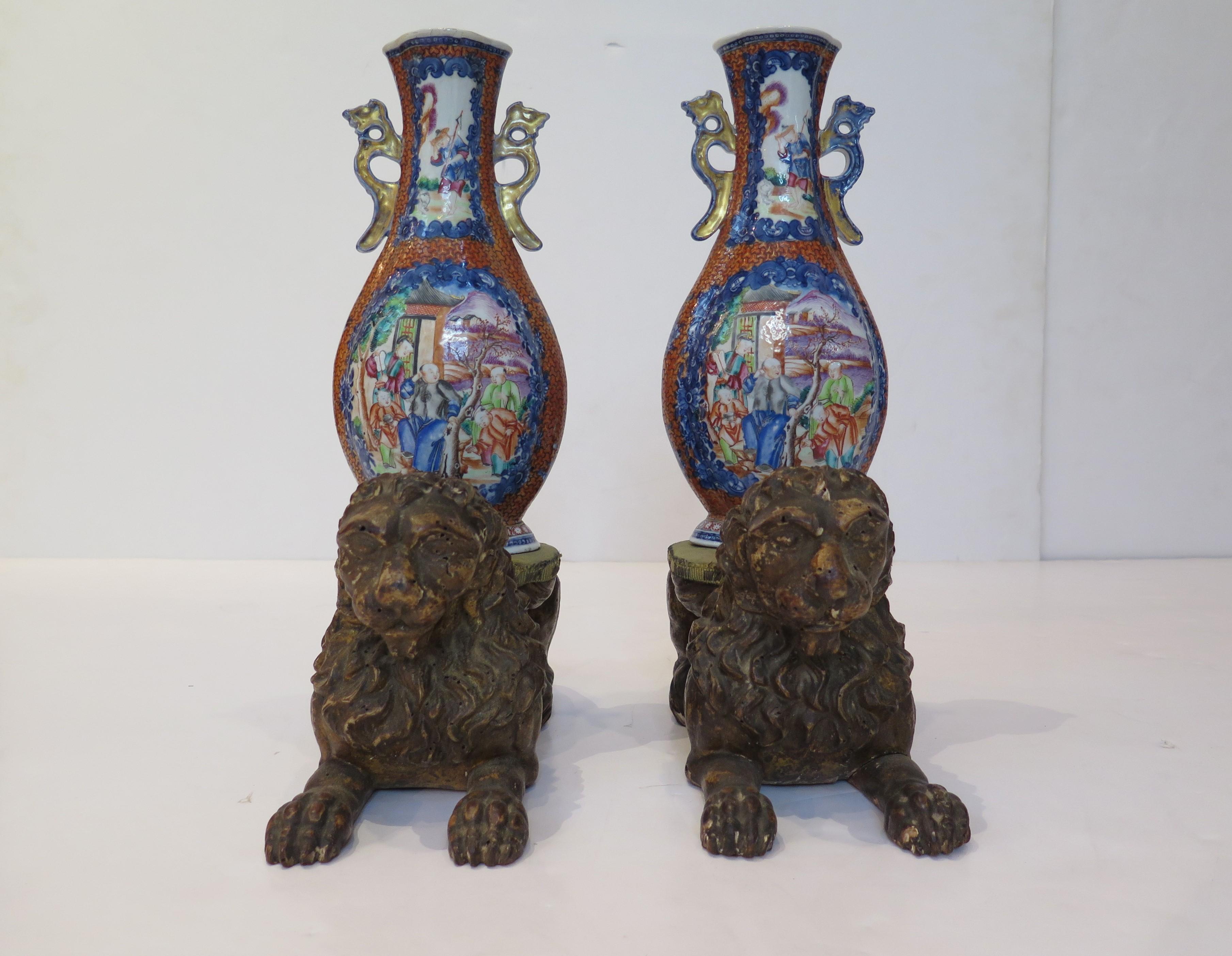 Paire de sculptures de lion couché en bois doré sculpté, Florentine, avec pad en vente 4