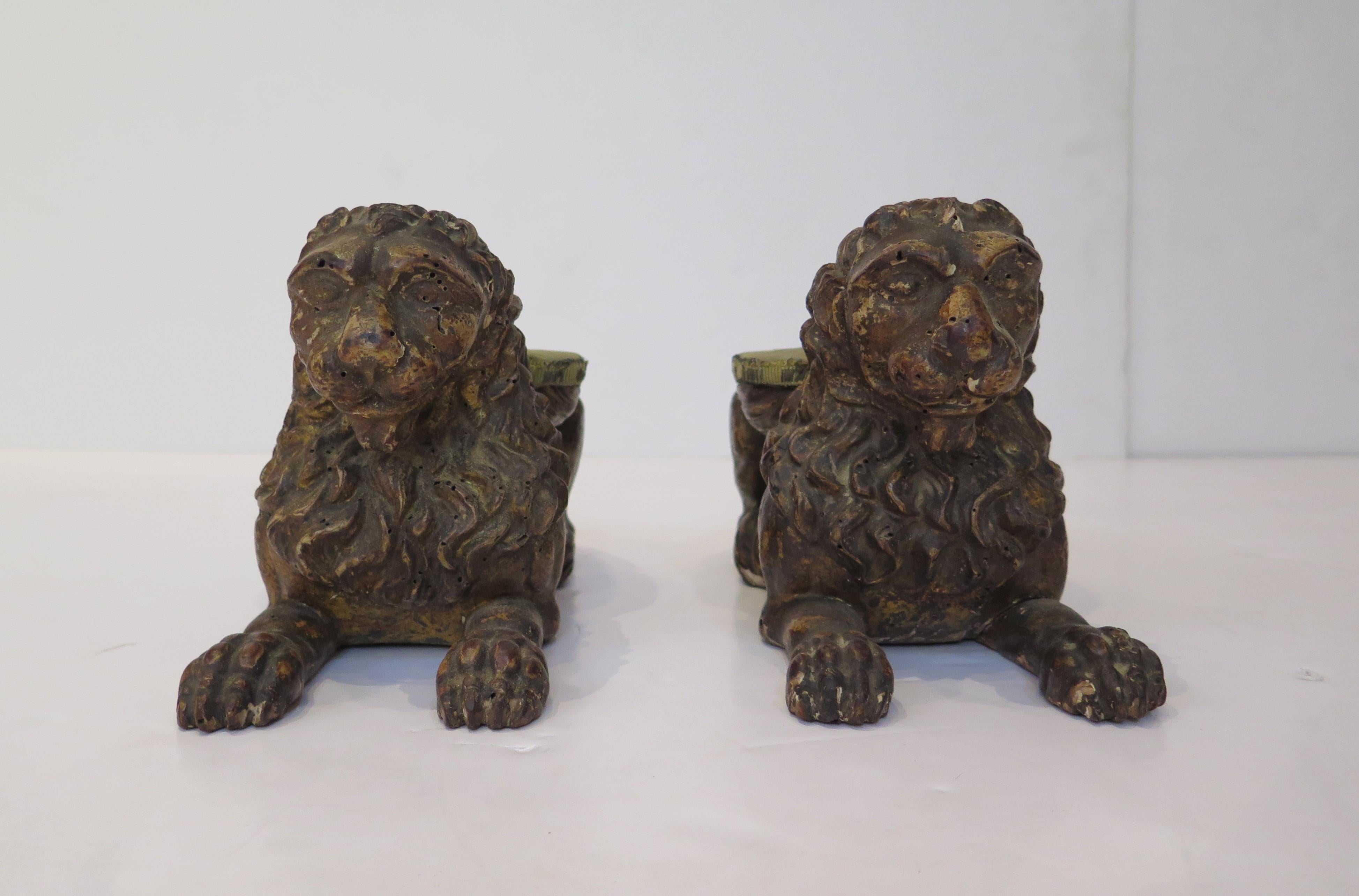 Paire de sculptures de lion couché en bois doré sculpté du 17e siècle, Florentine, dont les dossiers sont rembourrés. 17ème siècle