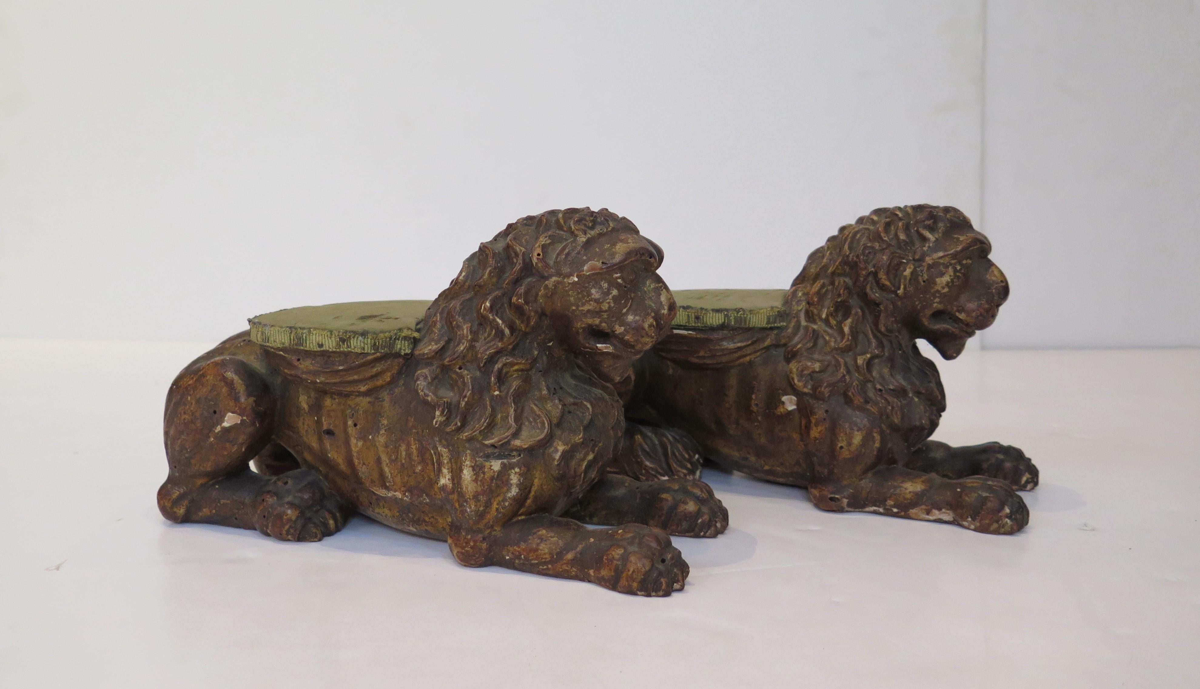 Renaissance Paire de sculptures de lion couché en bois doré sculpté, Florentine, avec pad en vente