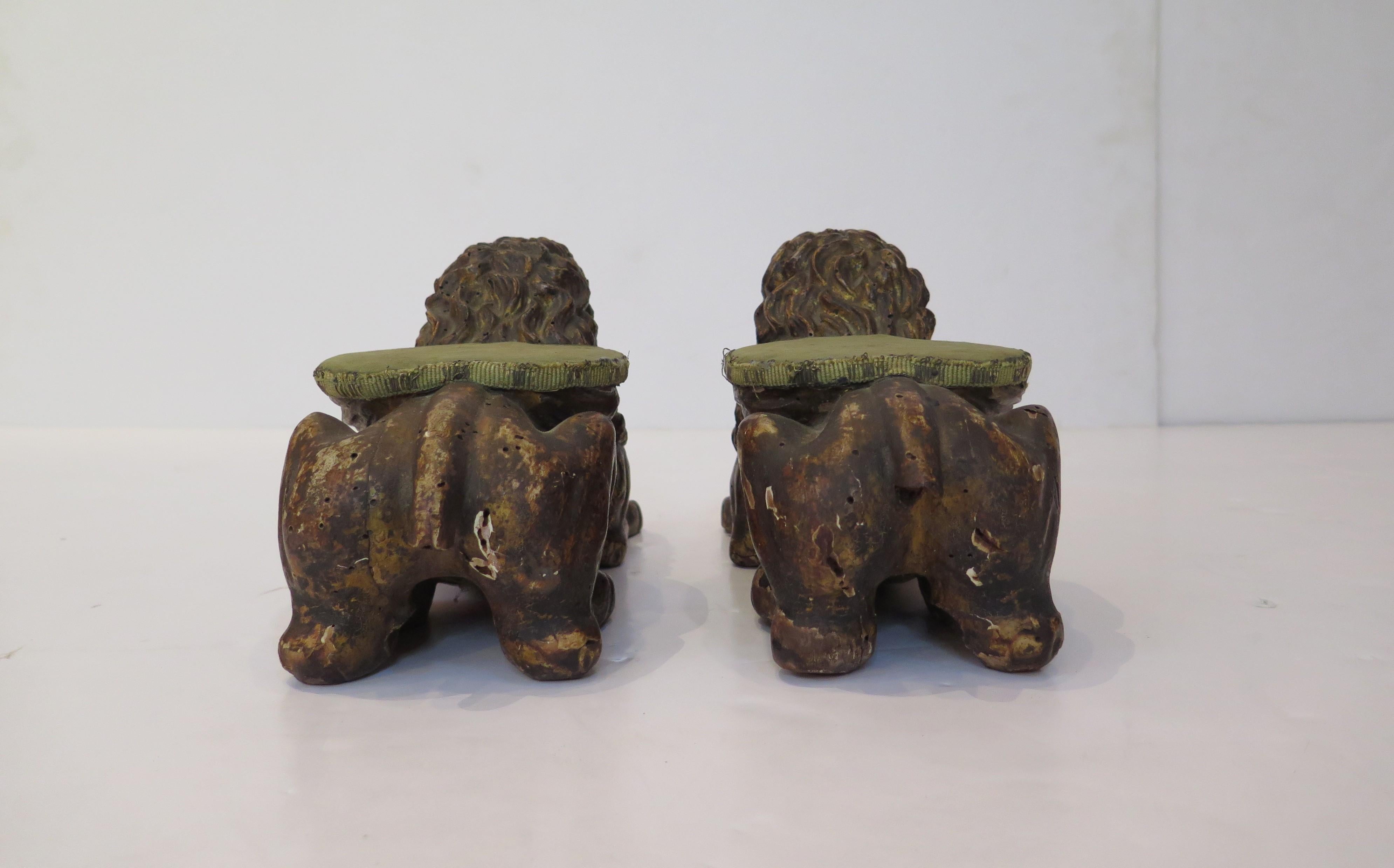 Sculpté à la main Paire de sculptures de lion couché en bois doré sculpté, Florentine, avec pad en vente