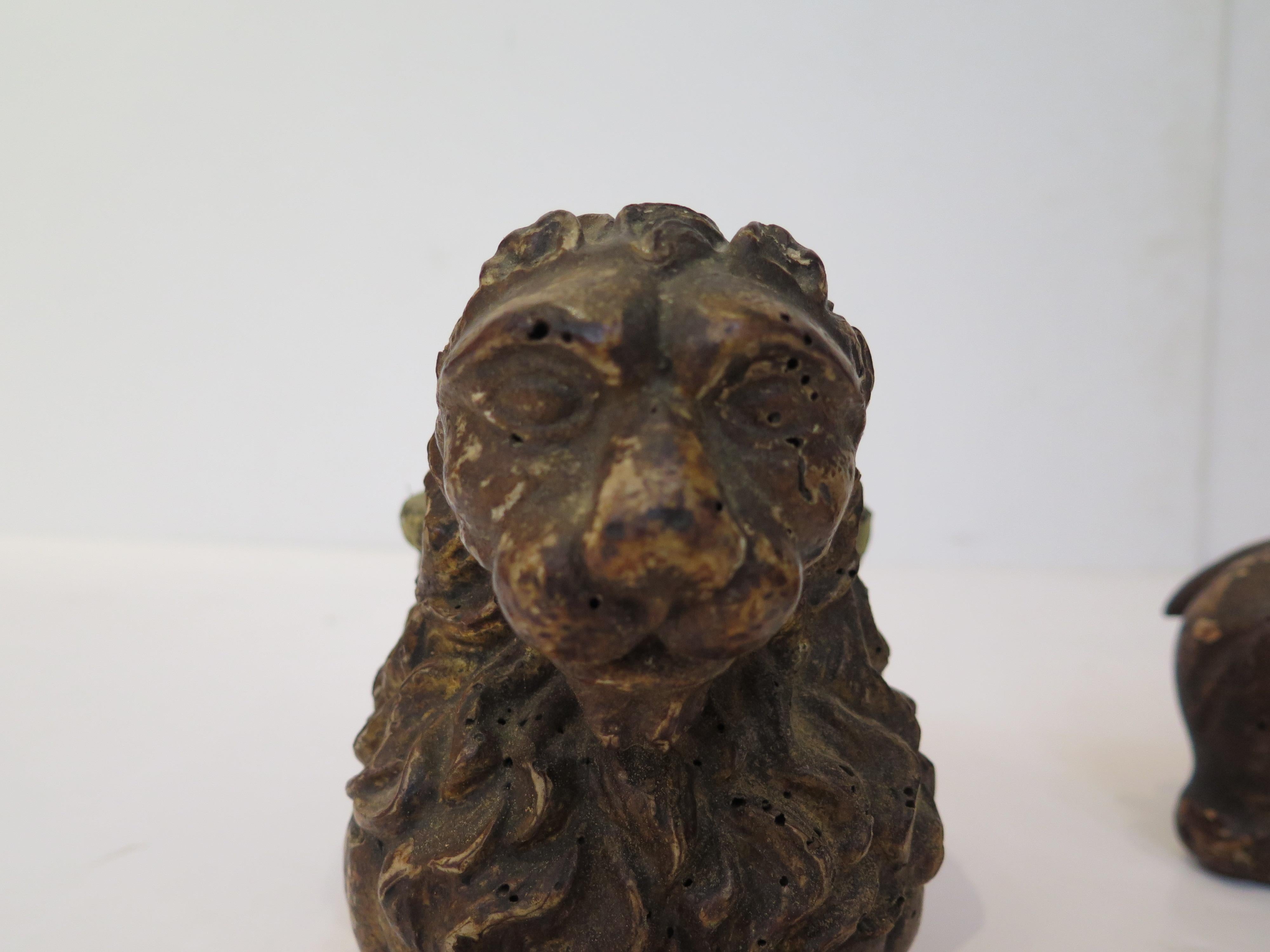 Paire de sculptures de lion couché en bois doré sculpté, Florentine, avec pad Bon état - En vente à Dallas, TX
