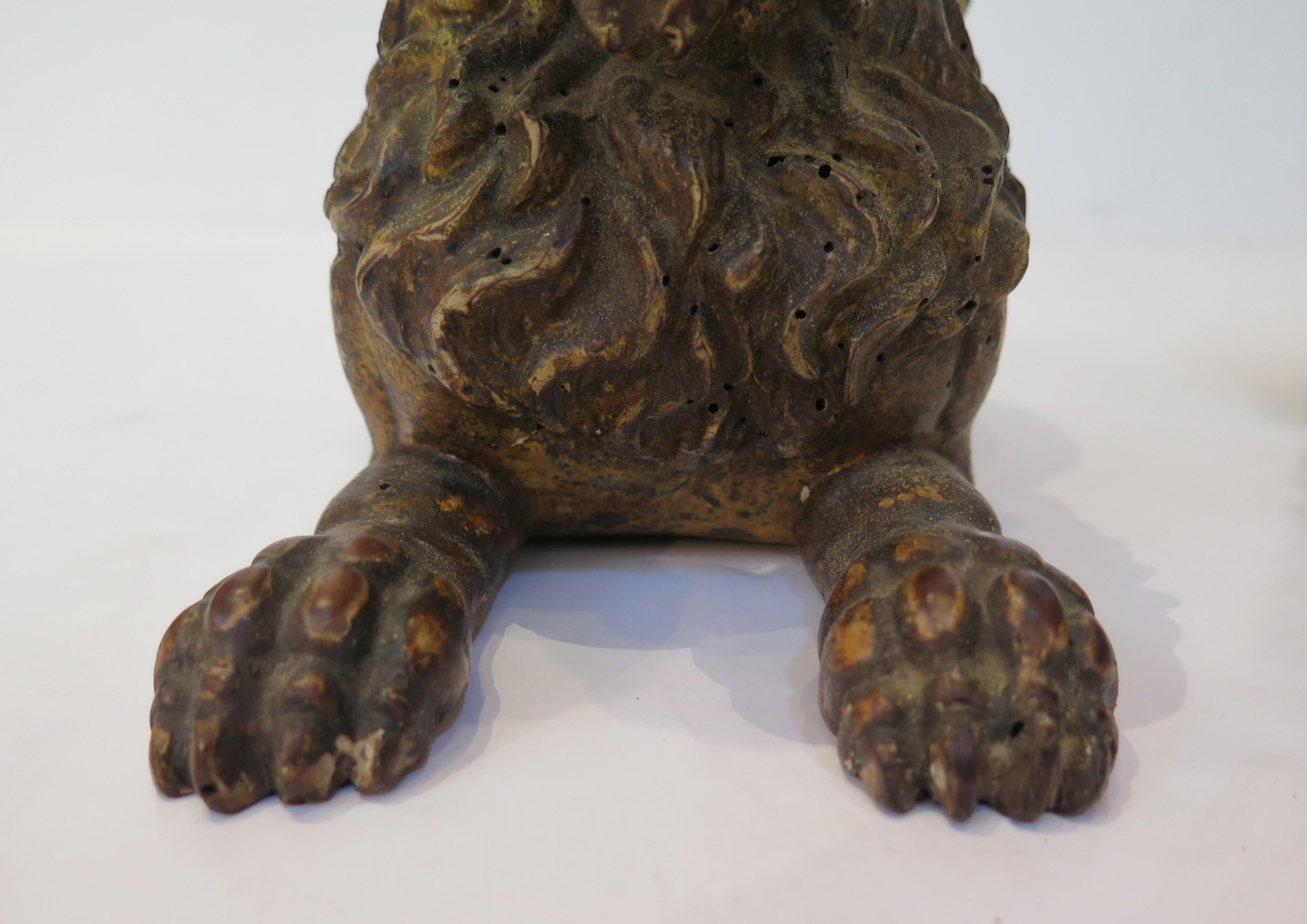XVIIIe siècle et antérieur Paire de sculptures de lion couché en bois doré sculpté, Florentine, avec pad en vente