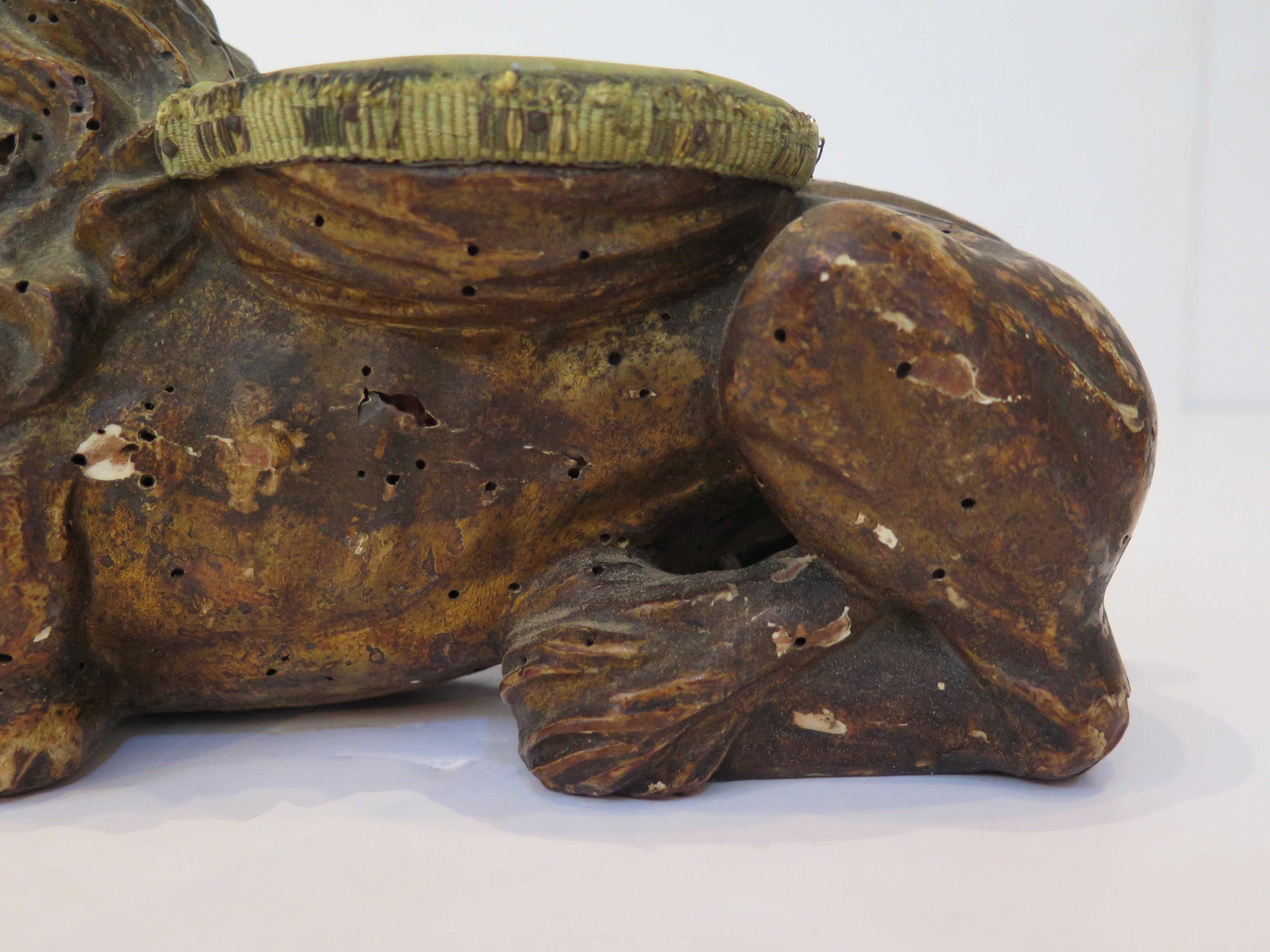 Bois Paire de sculptures de lion couché en bois doré sculpté, Florentine, avec pad en vente