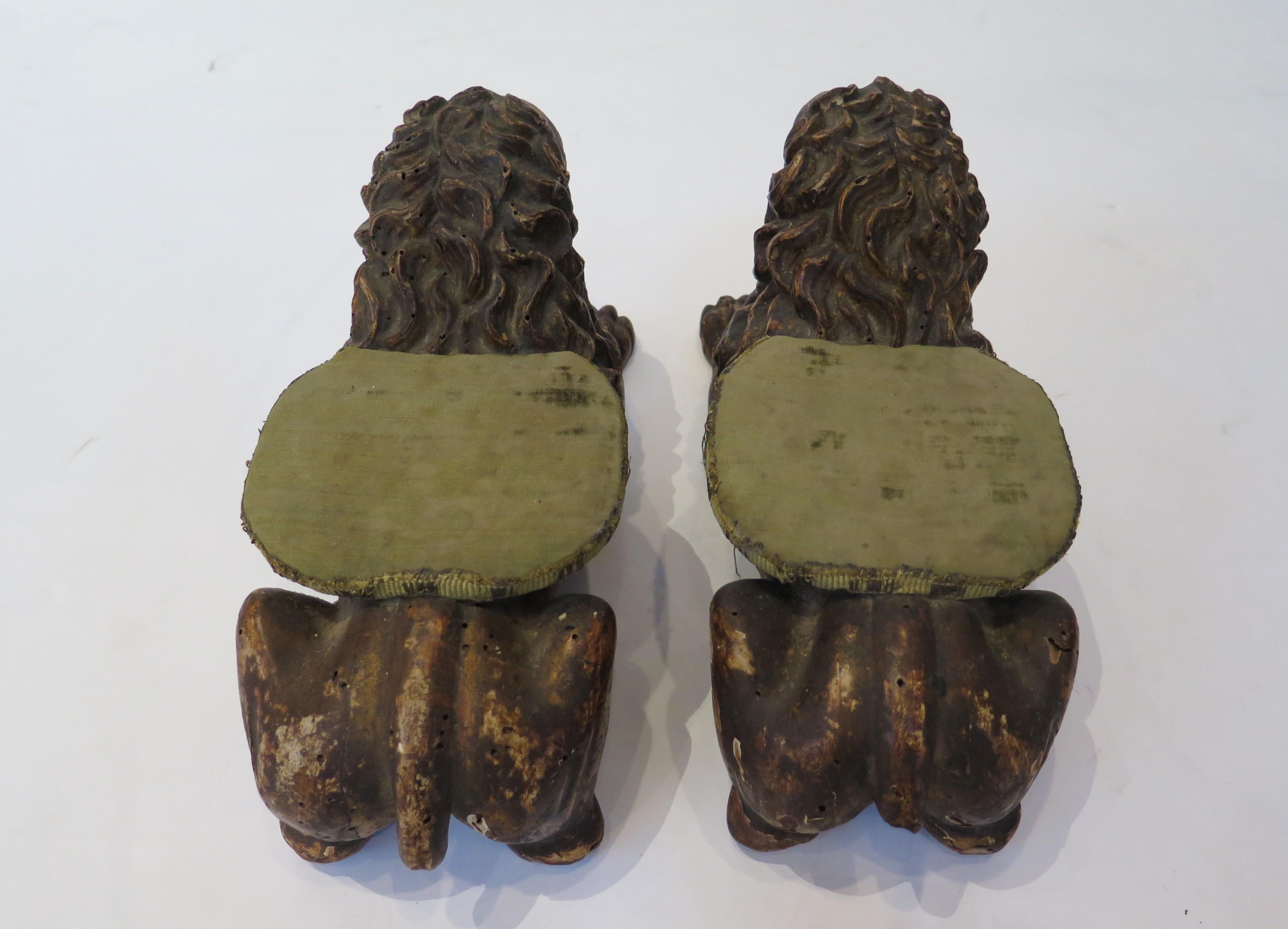 Paire de sculptures de lion couché en bois doré sculpté, Florentine, avec pad en vente 1
