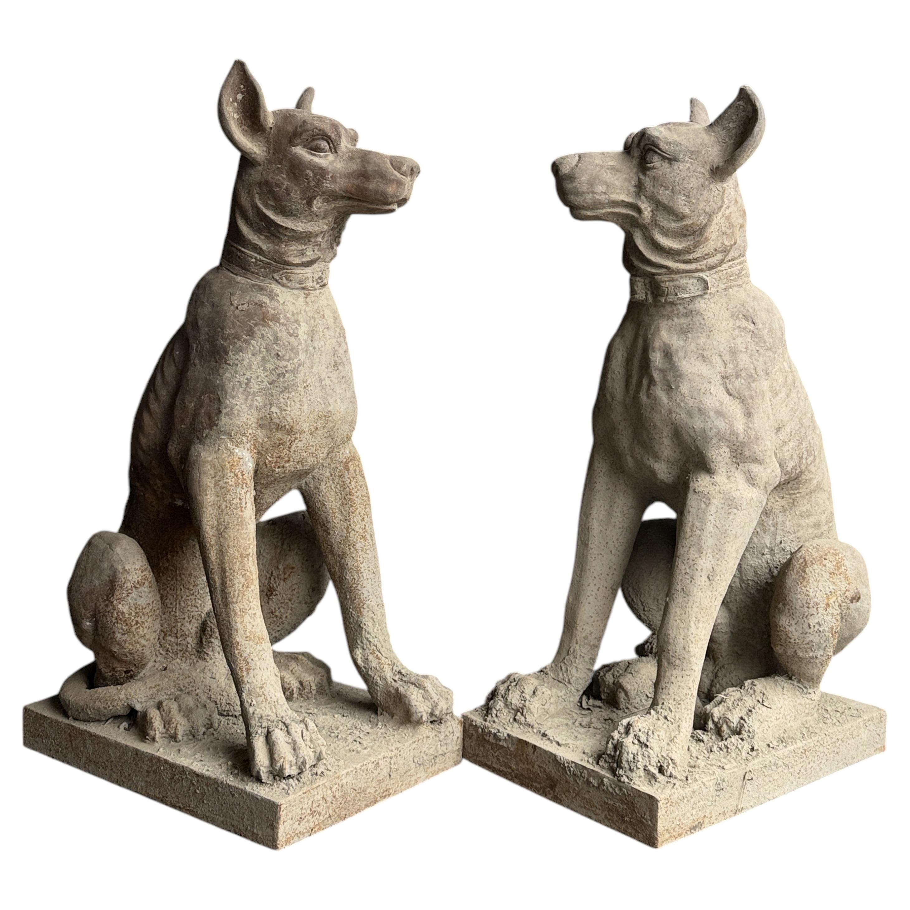 Coppia di statue di cani francesi in ghisa