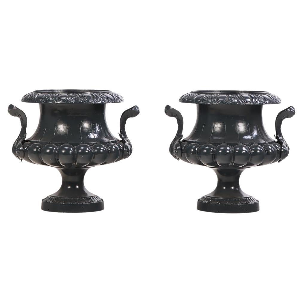 Paire d'urnes de jardin en fonte, C.C. 1880.