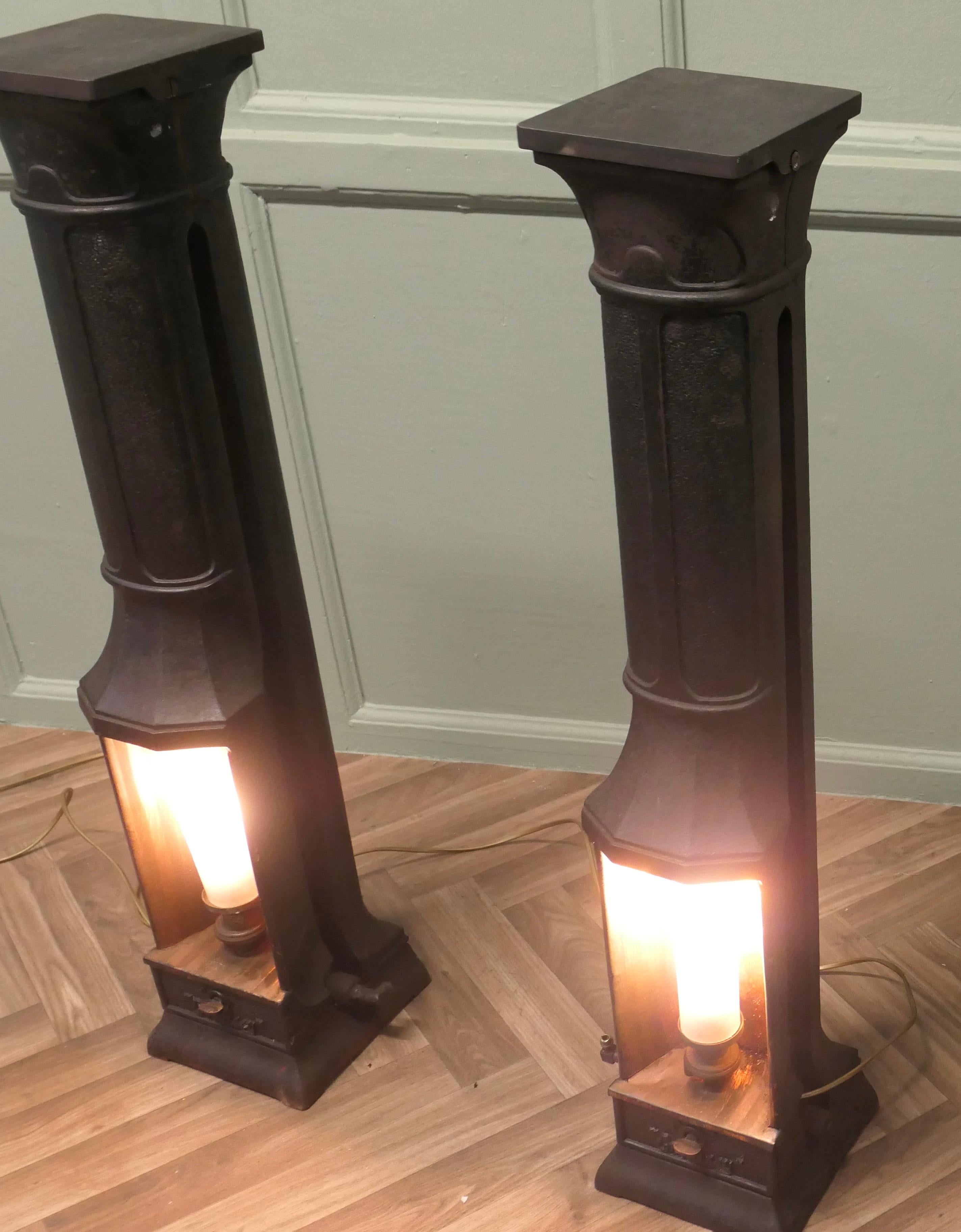 Una coppia di lampade in ghisa francese Greene & Greene in vendita 1