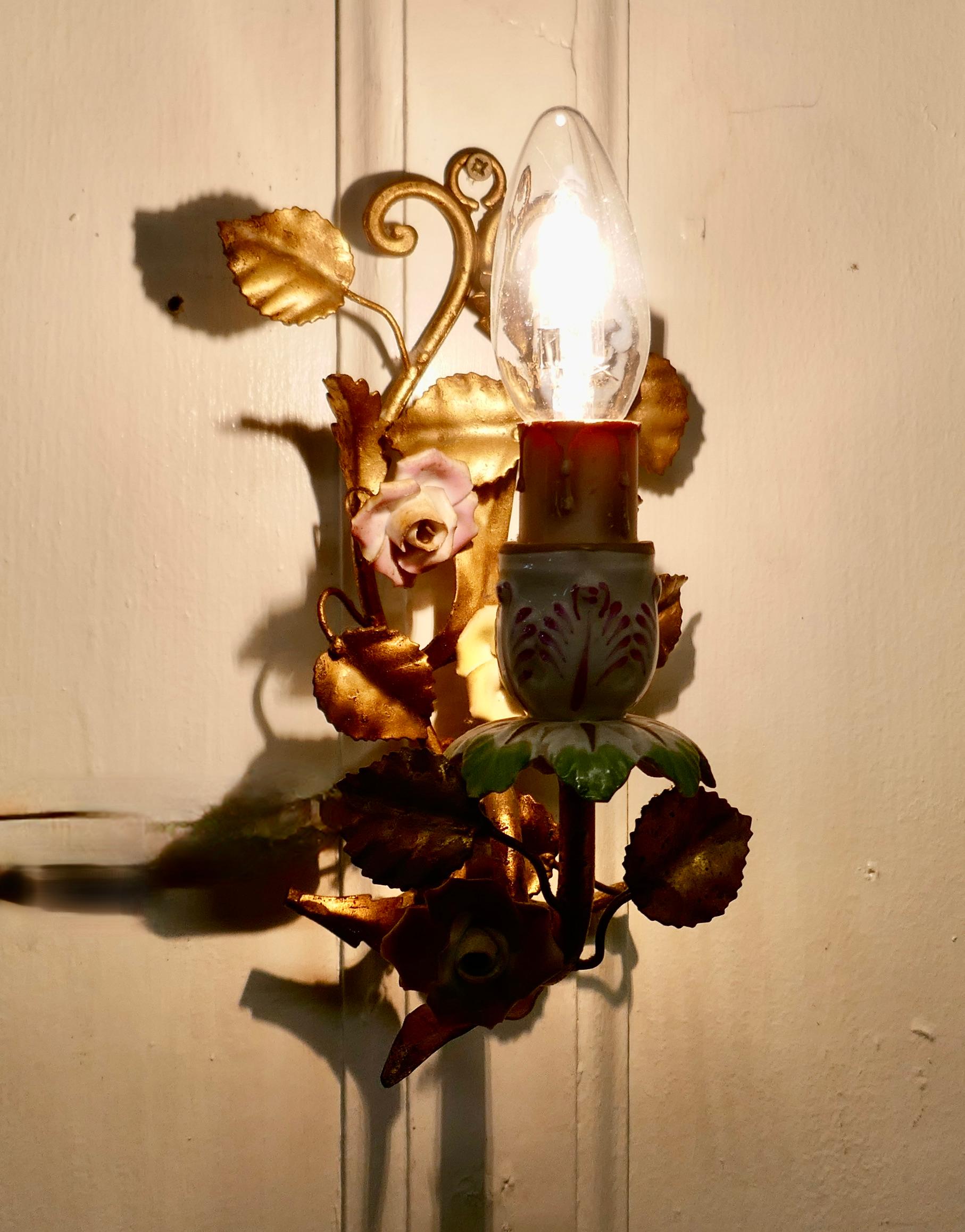 Belle Époque Paire d'appliques murales françaises en céramique et en tôle dorée en vente