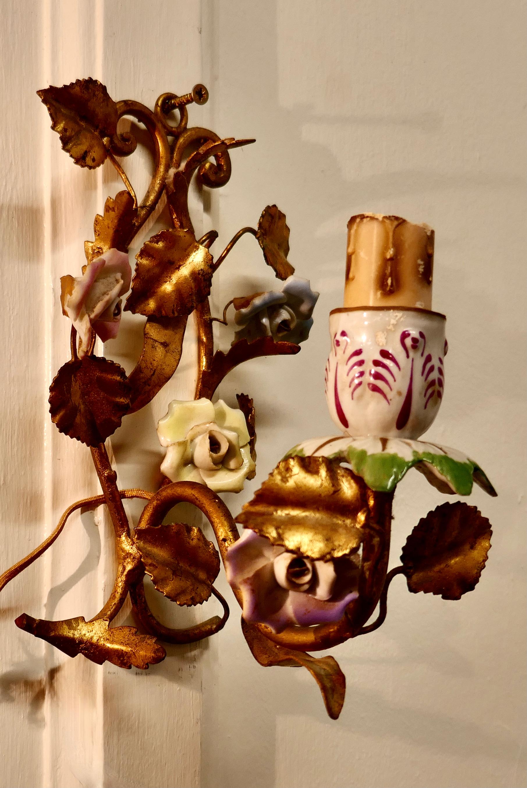Paire d'appliques murales françaises en céramique et en tôle dorée Bon état - En vente à Godshill, Isle of Wight