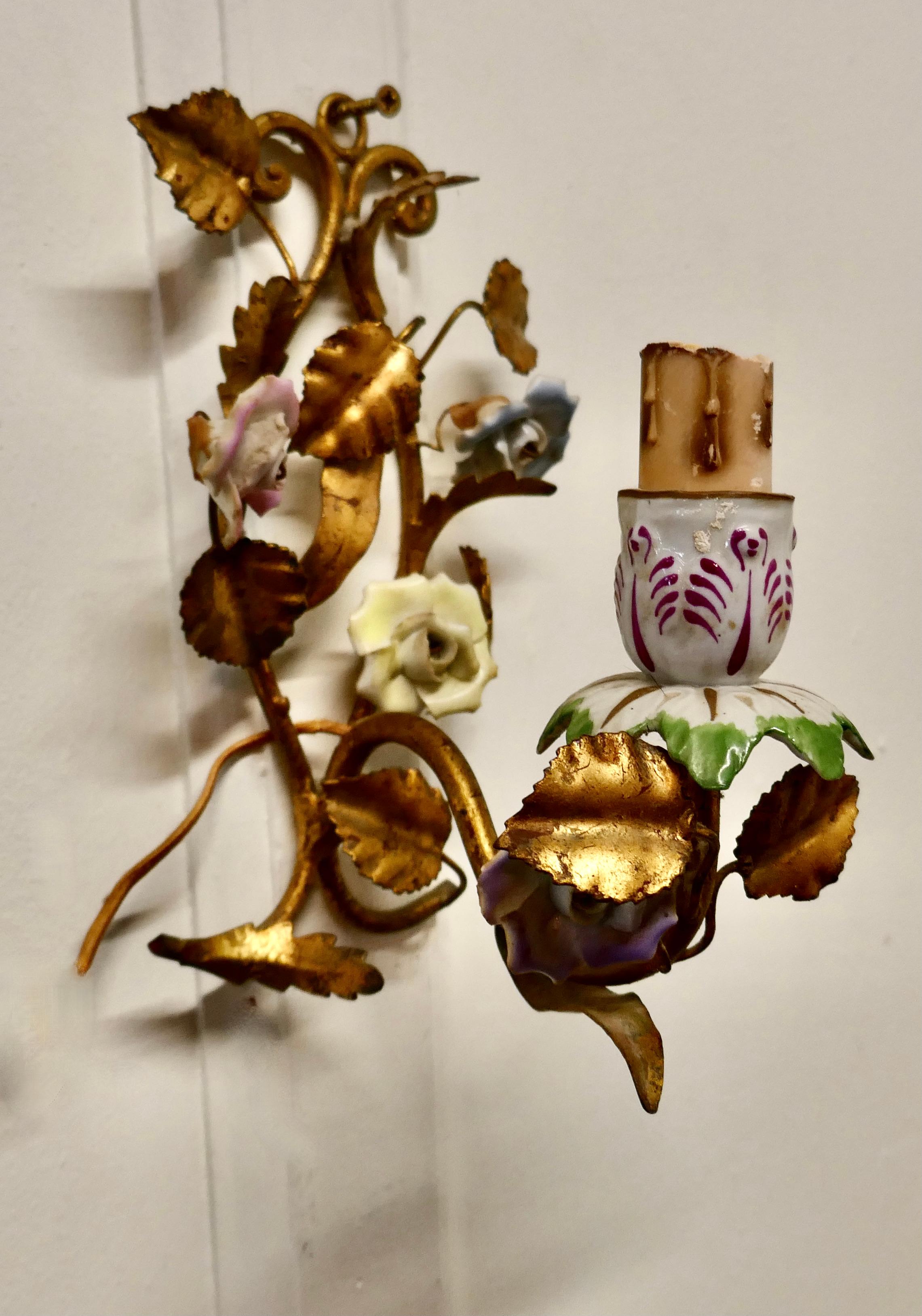 20ième siècle Paire d'appliques murales françaises en céramique et en tôle dorée en vente