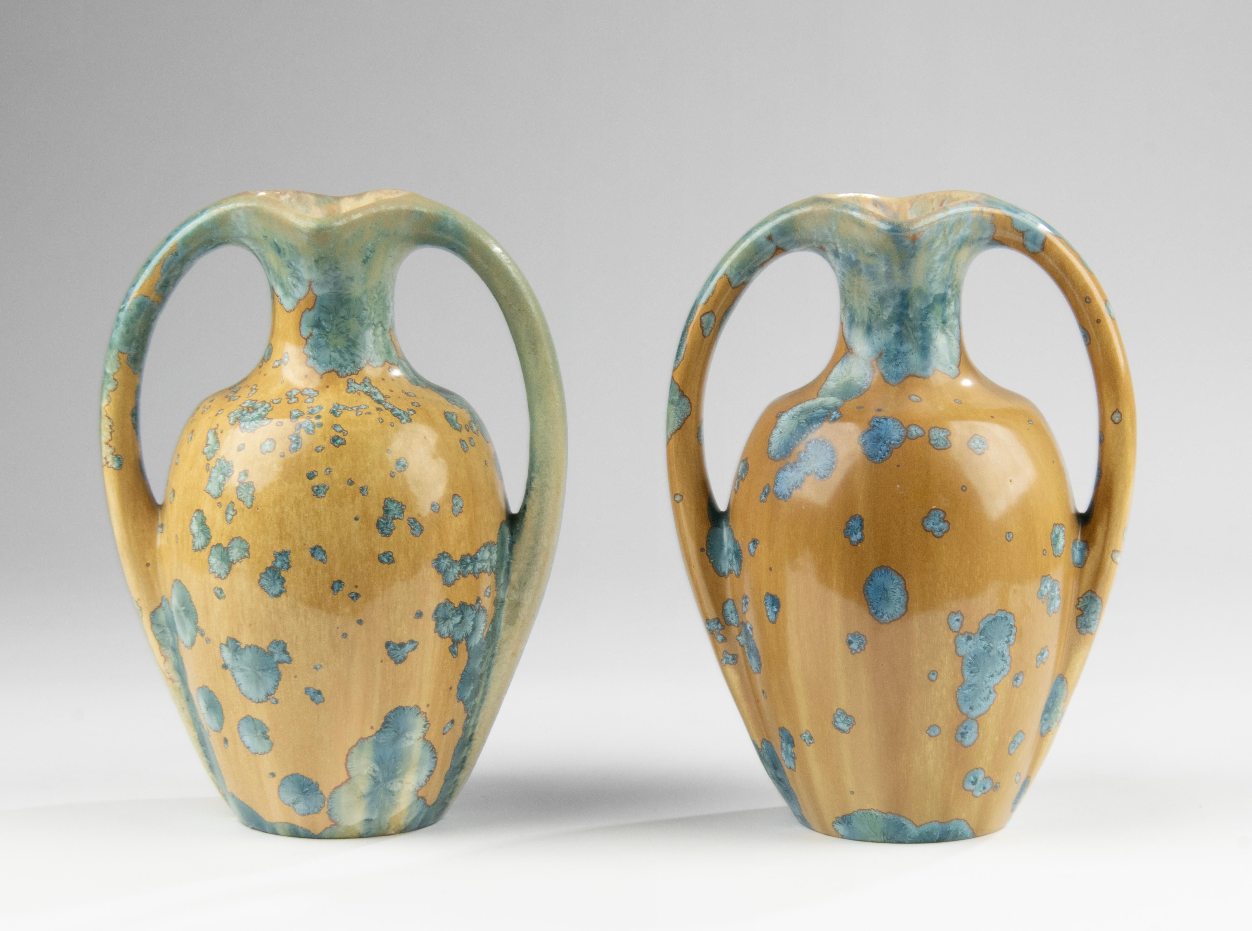 Ein Paar französische Art-Déco-Vasen aus Keramik mit kristalliner Glasur - Pierrefonds  (Art déco) im Angebot