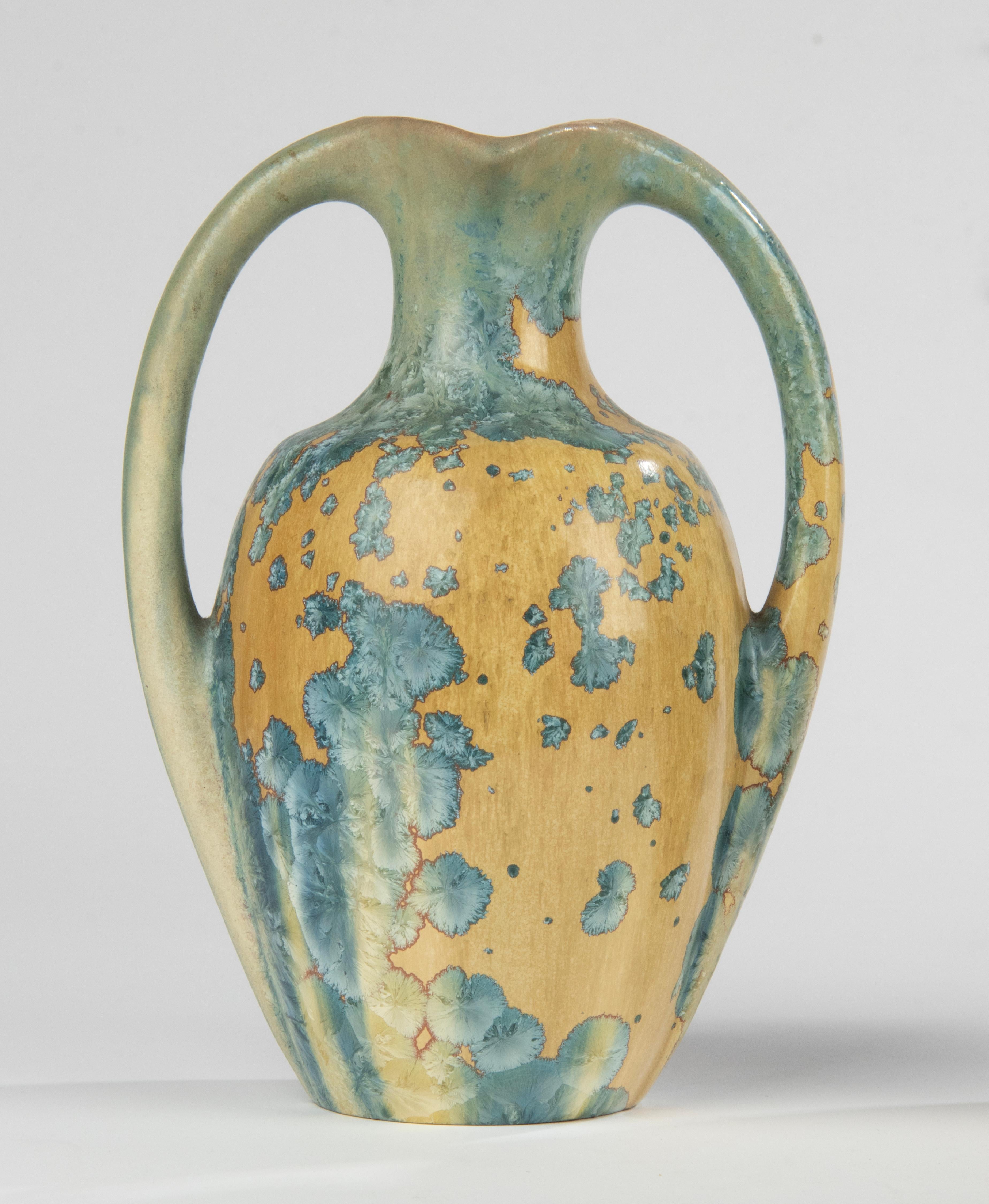 Ein Paar französische Art-Déco-Vasen aus Keramik mit kristalliner Glasur - Pierrefonds  (Handgefertigt) im Angebot