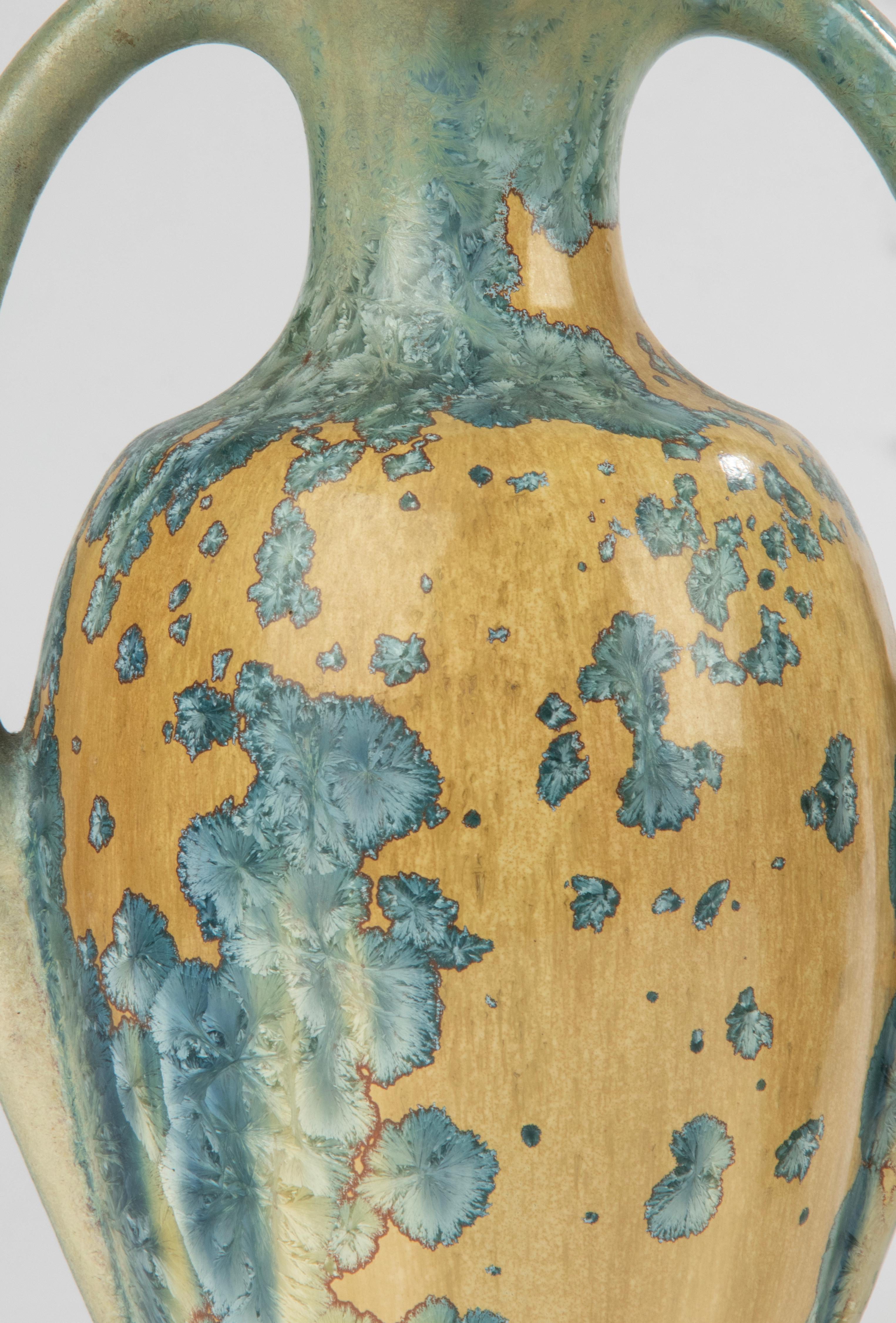 Ein Paar französische Art-Déco-Vasen aus Keramik mit kristalliner Glasur - Pierrefonds  (Mitte des 20. Jahrhunderts) im Angebot