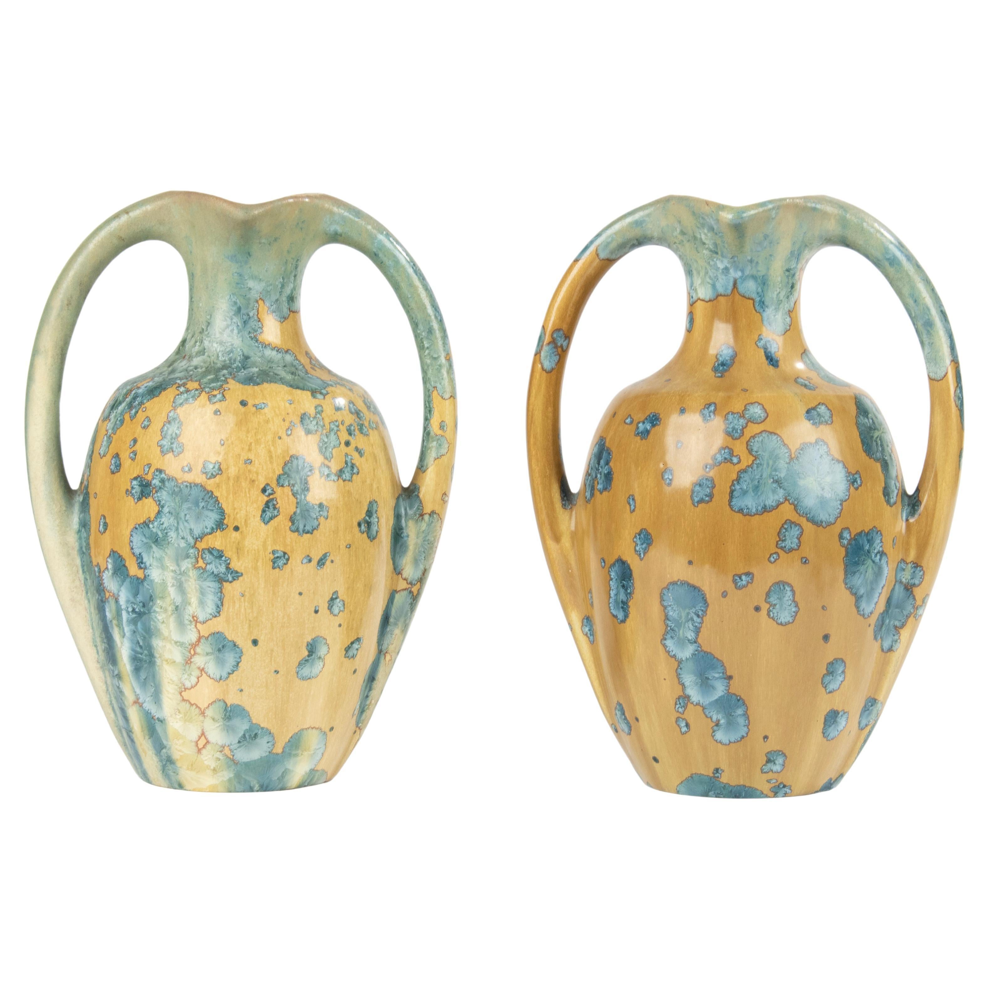 Ein Paar französische Art-Déco-Vasen aus Keramik mit kristalliner Glasur - Pierrefonds  im Angebot