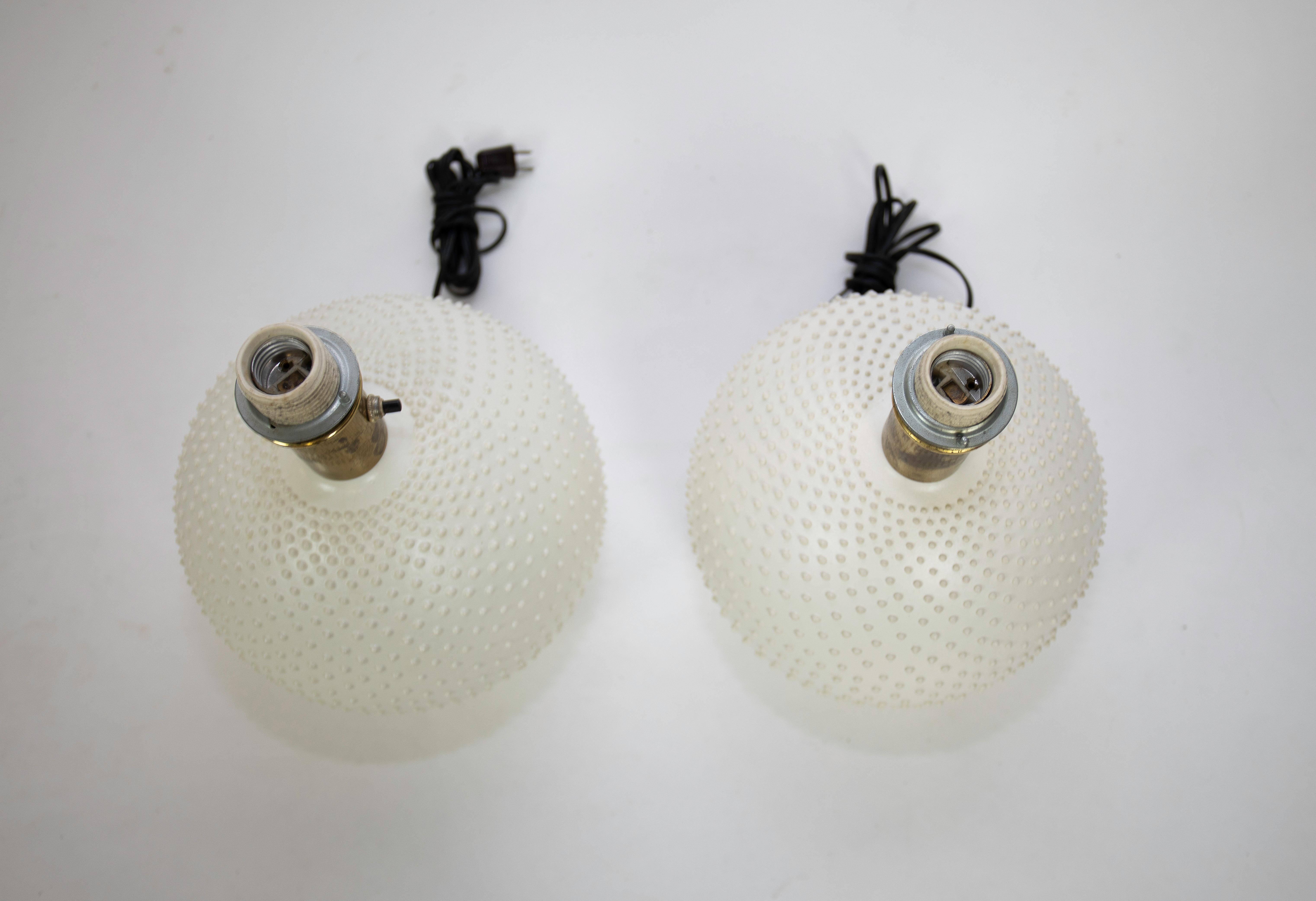 Pair of French Ceramic Hobnail Surface Table Lamps In Good Condition In West Palm Beach, FL