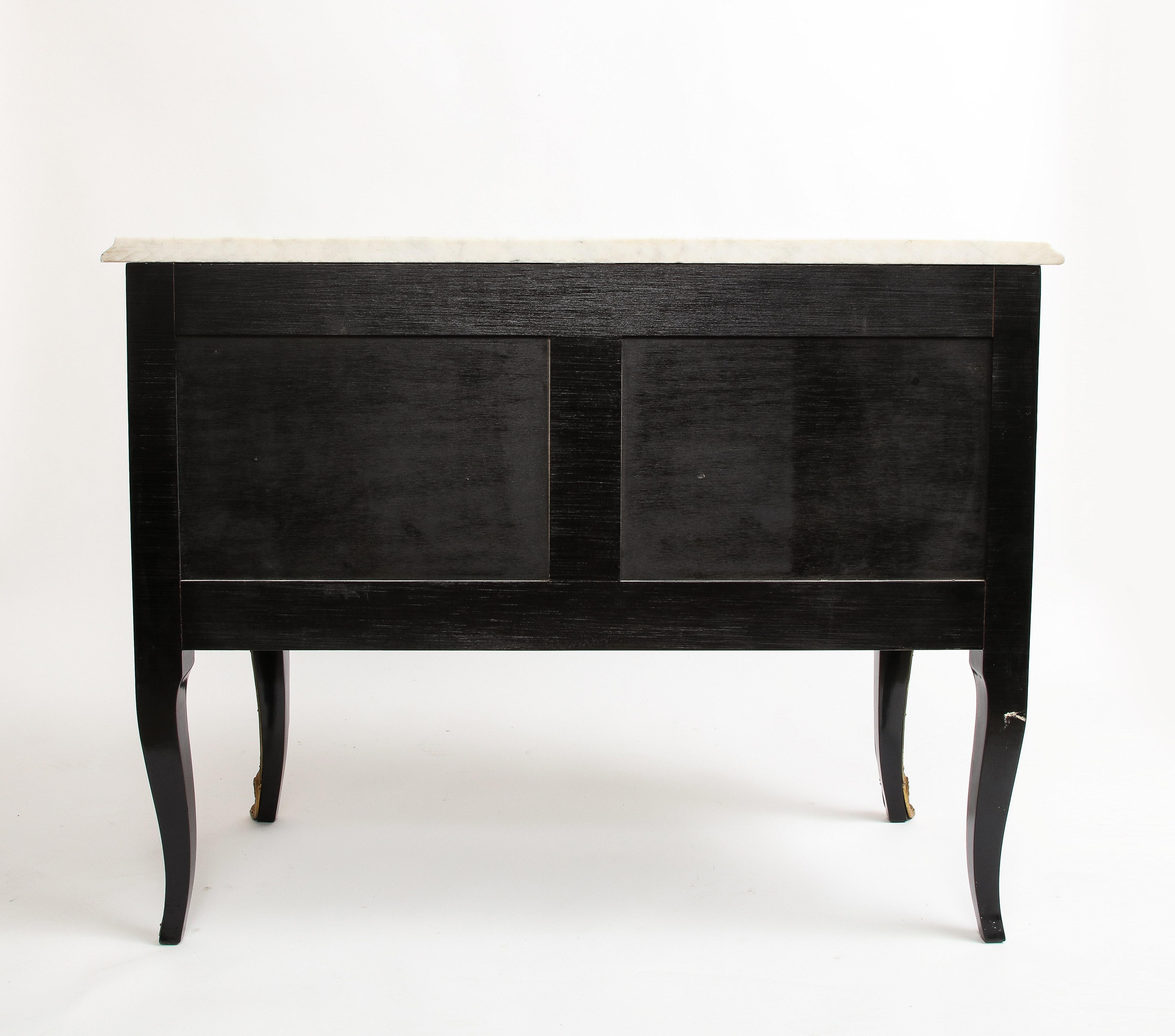 Coppia di commodes francesi a 2 cassetti con piano in marmo laccato e dorato Chinoiserie in vendita 12