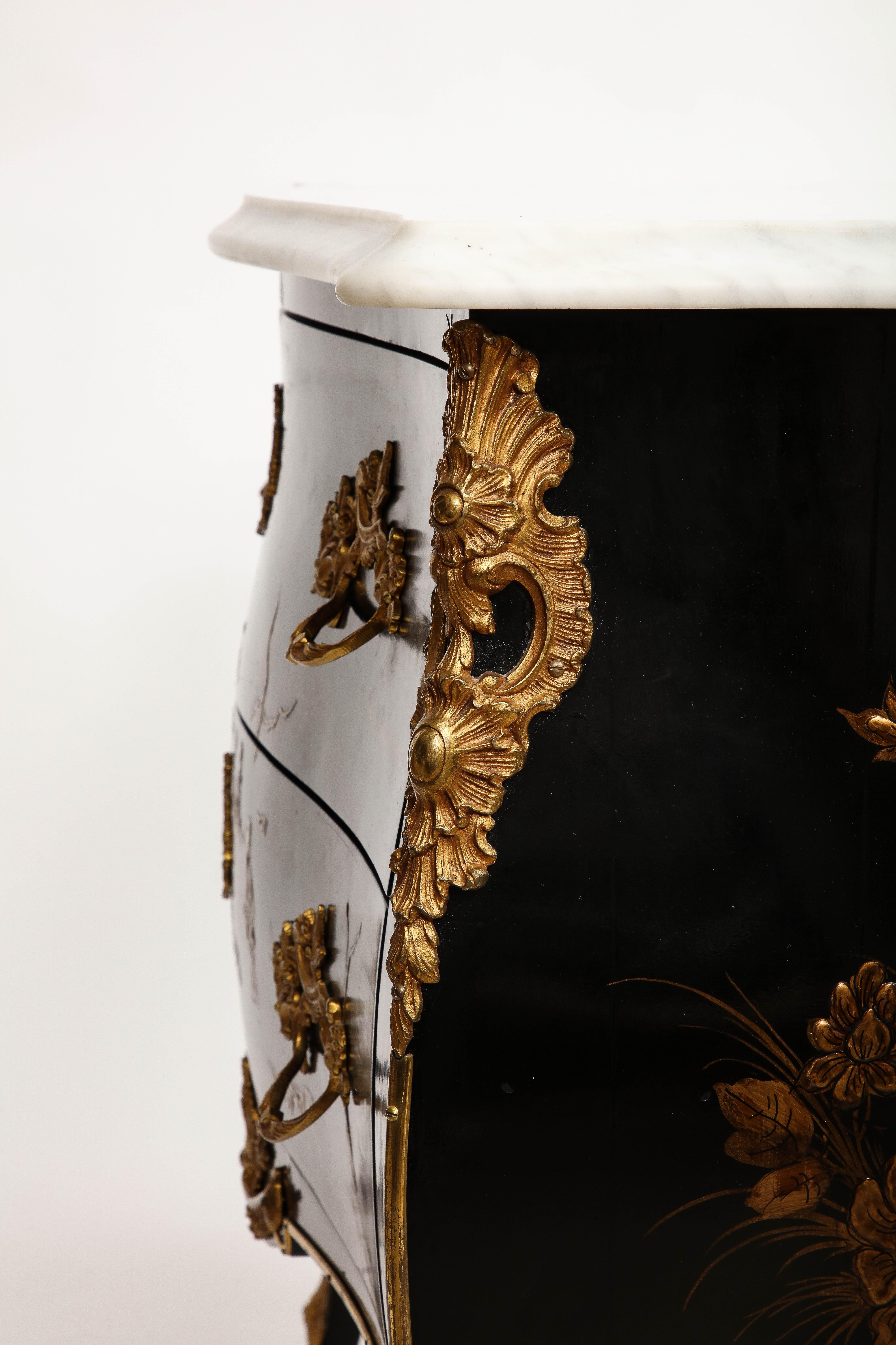 Début du 20ème siècle Paire de commodes à deux tiroirs à dessus de marbre laqué et doré de style Chinoiserie français en vente