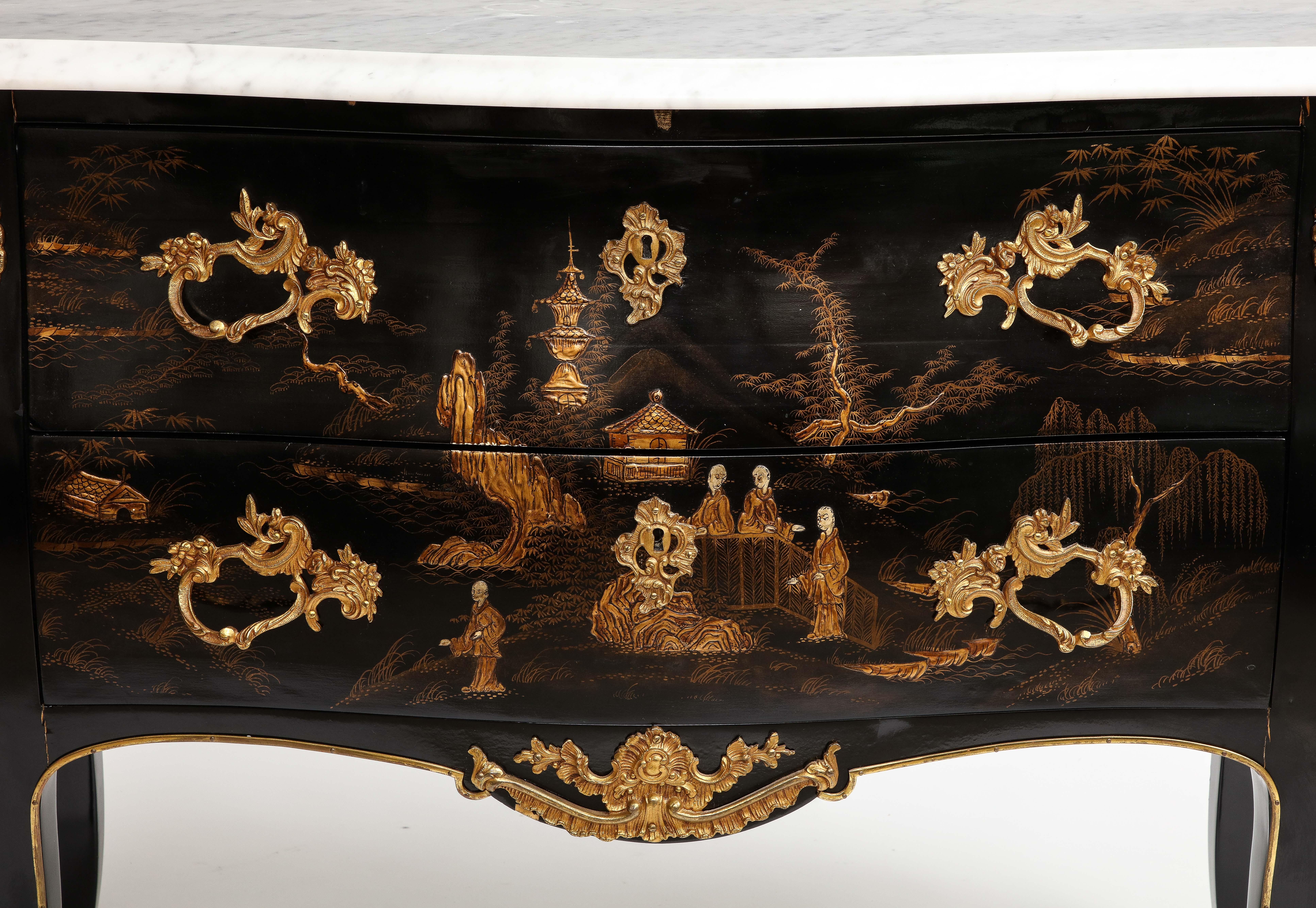 Bronze Paire de commodes à deux tiroirs à dessus de marbre laqué et doré de style Chinoiserie français en vente