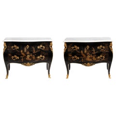Ein Paar französischer Chinoiserie-Kommoden mit lackierter und vergoldeter Marmorplatte und 2 Schubladen