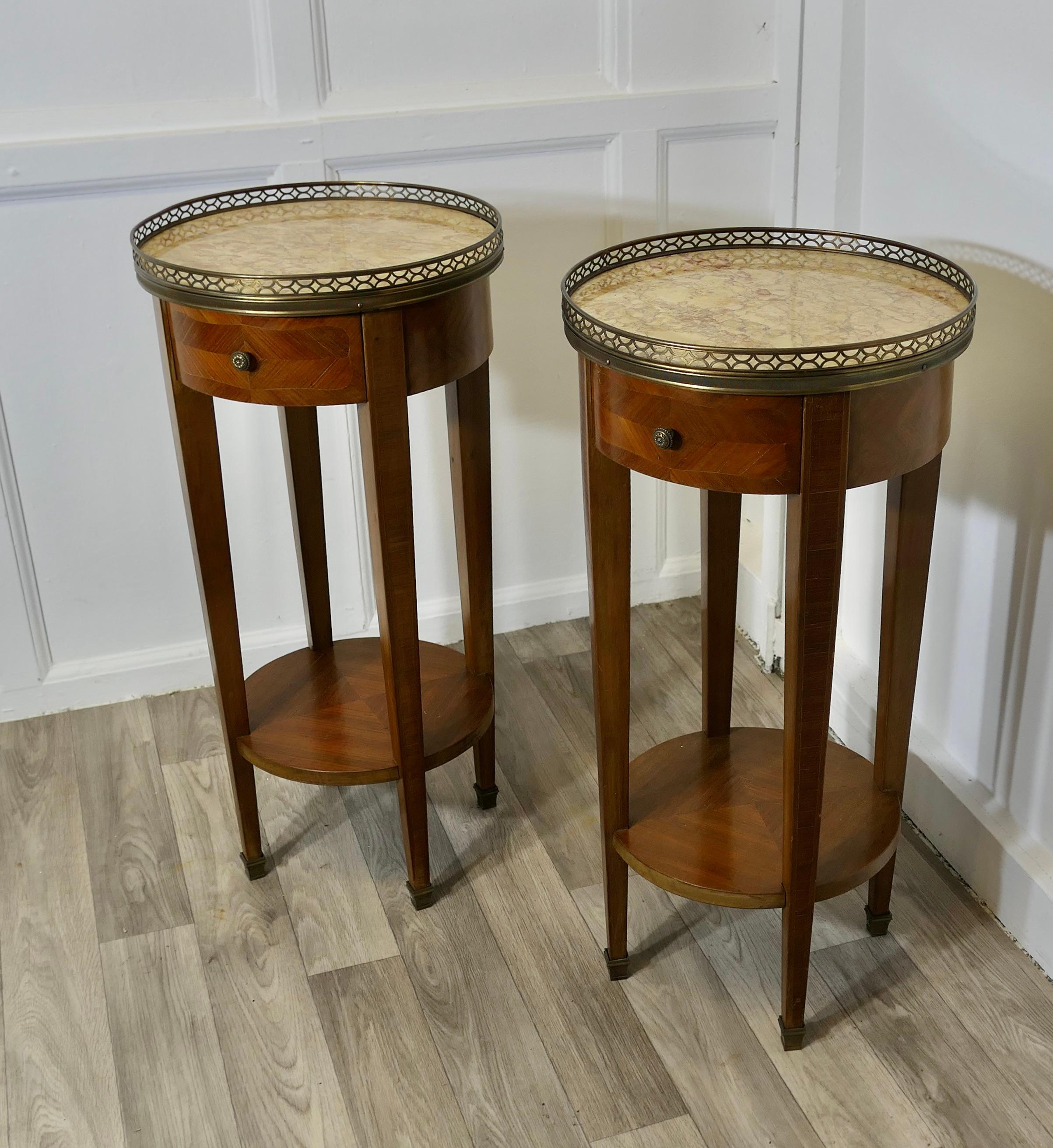 A Pair of French Circular Side Tables with Drawers In Good Condition For Sale In Godshill, Isle of Wight