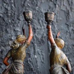 Coppia di candelieri figurativi francesi in spelta dipinti a freddo