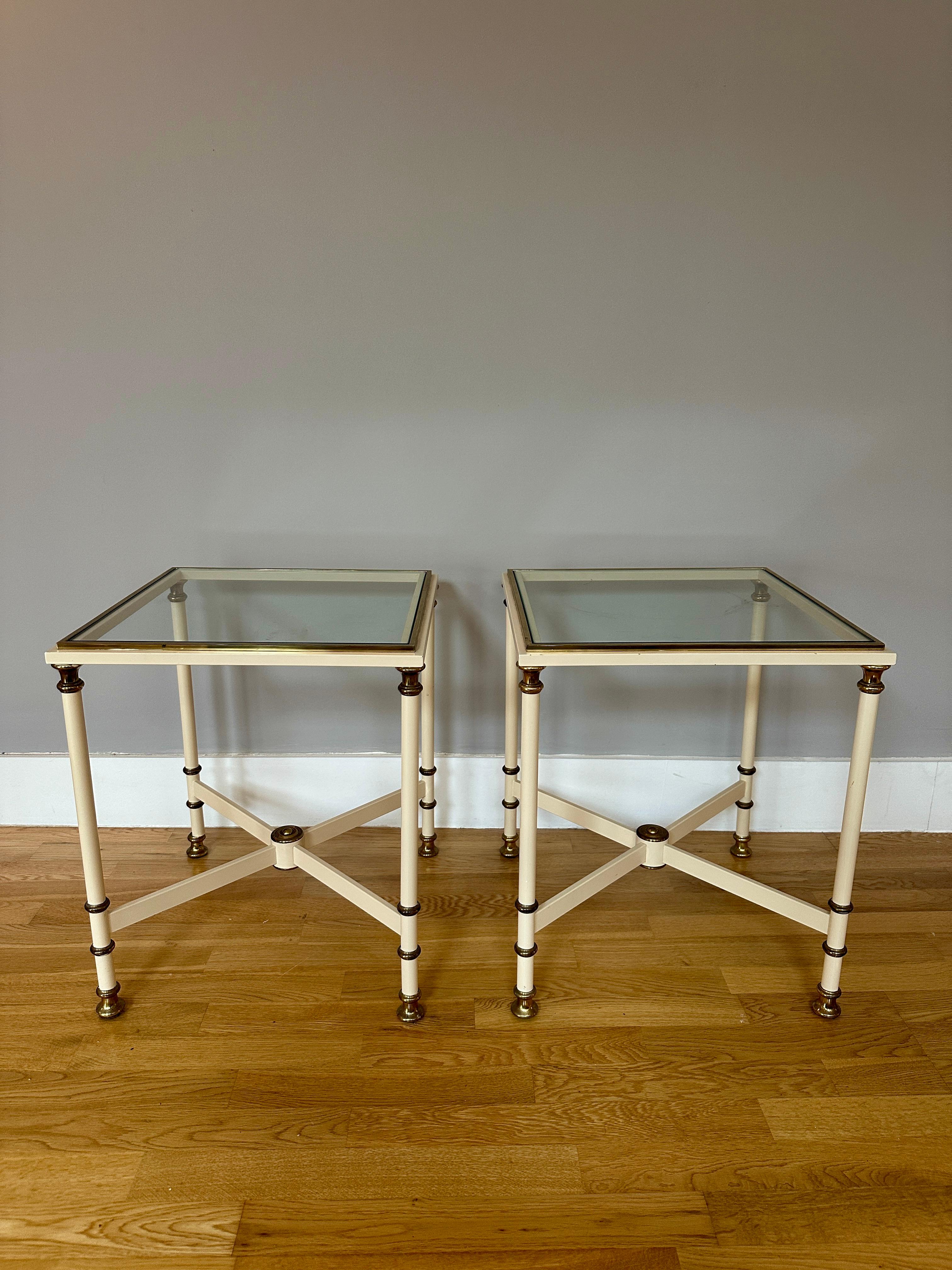 Pareja de mesas auxiliares francesas en laca crema y latón con tapa de cristal transparente.

Los derechos ascendentes, soporte de bastidor en cruz lacado con detalles de latón. Las tapas hundidas en una cenefa enmarcada en latón, pies y detalles