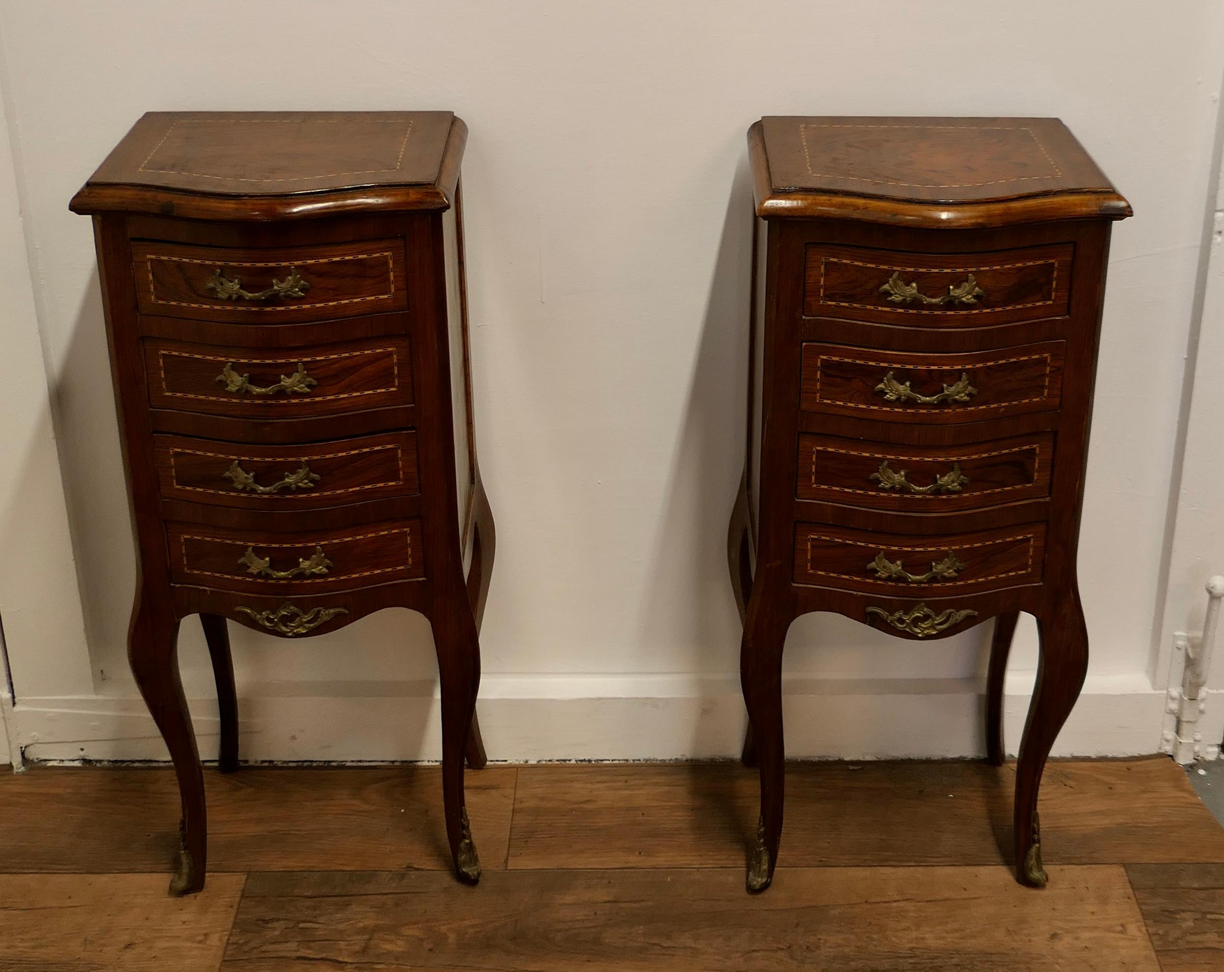 Stile provenzale Coppia di raffinati armadietti francesi a quattro cassetti in ormolu in vendita