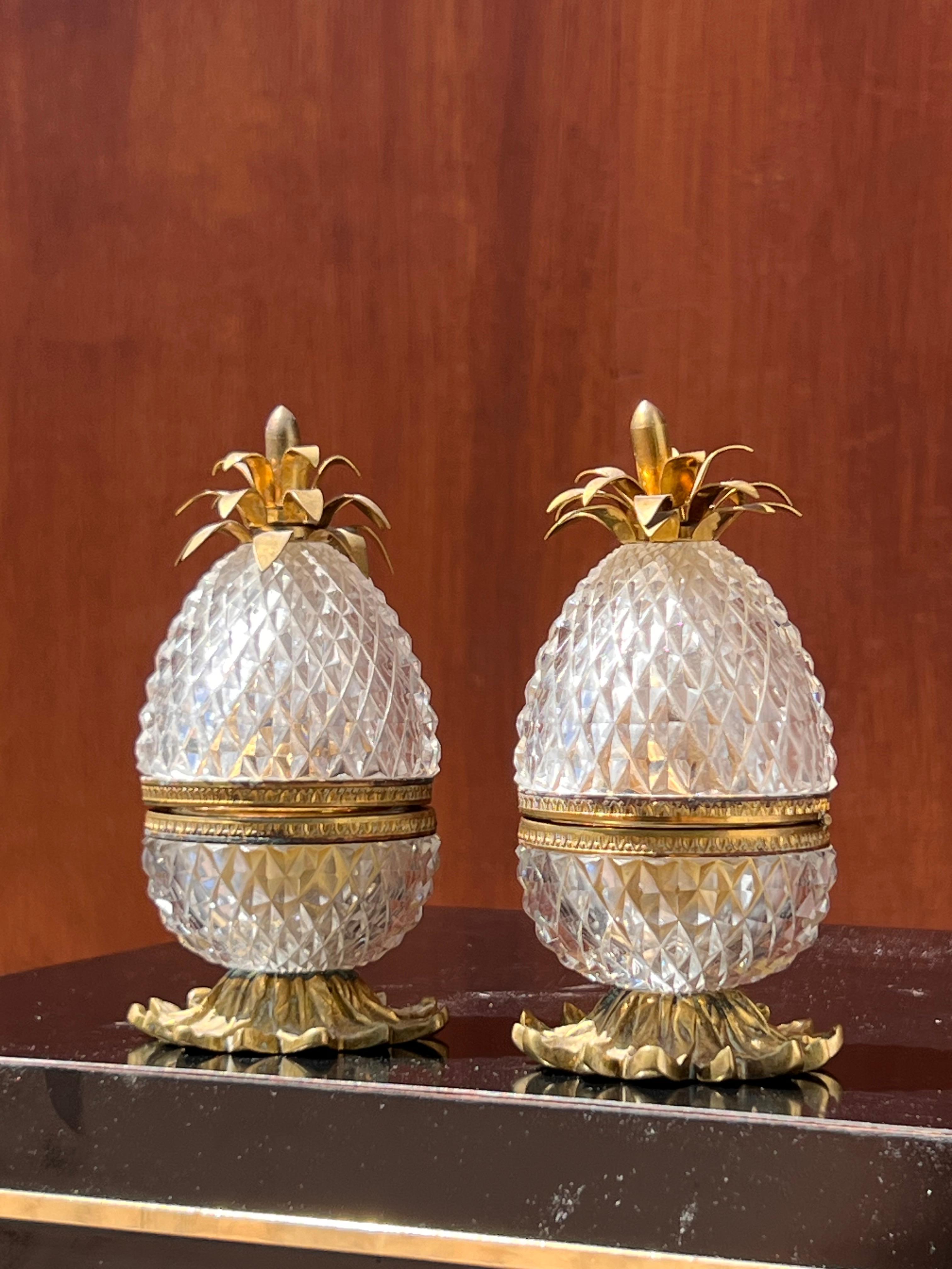 A pair of French déposé crystal pineapple lighters by Baccarat, circa 1950 In Good Condition For Sale In View Park, CA