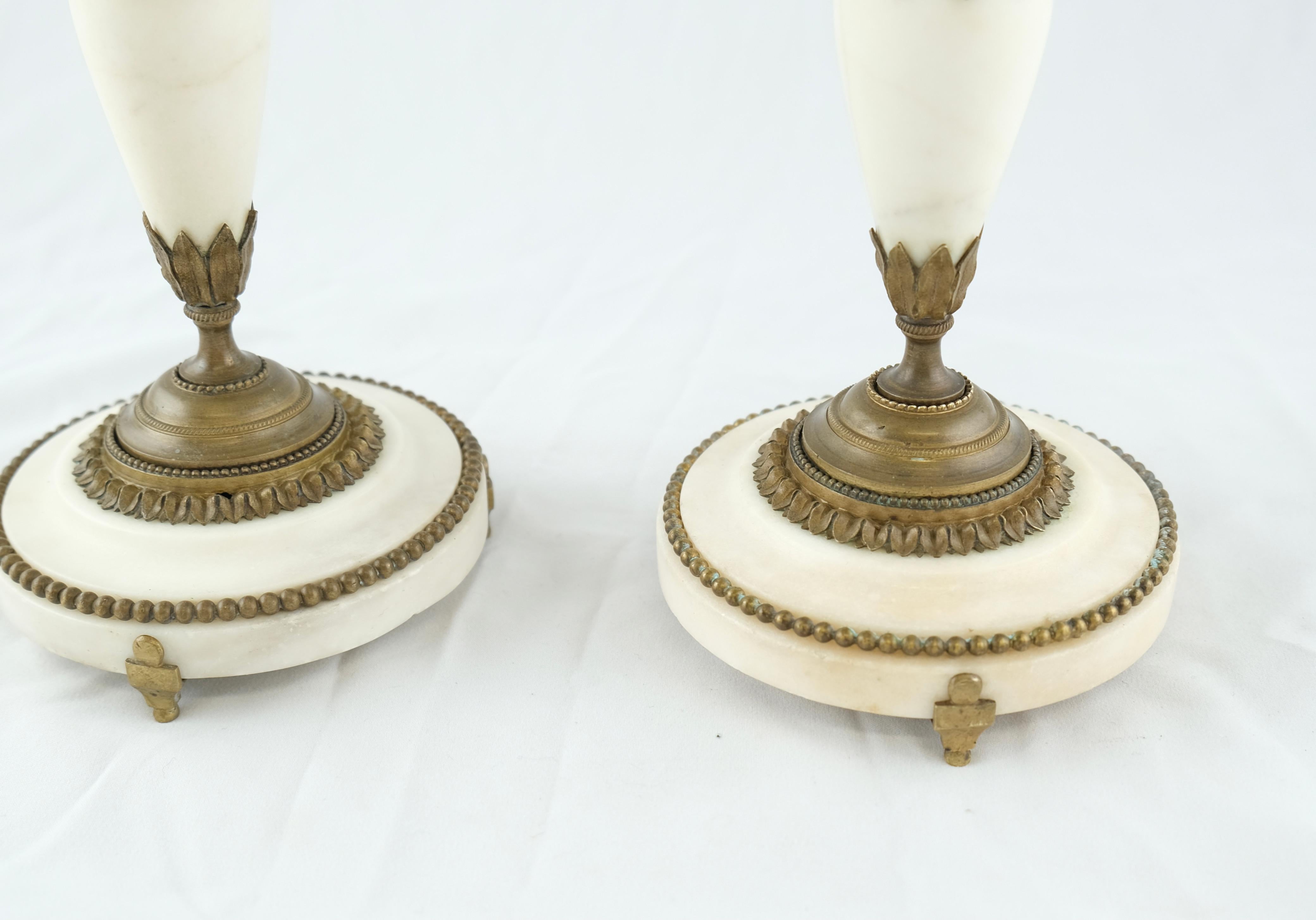 Coppia di candelieri francesi del Direttorio realizzati nel 1790 in vendita 1