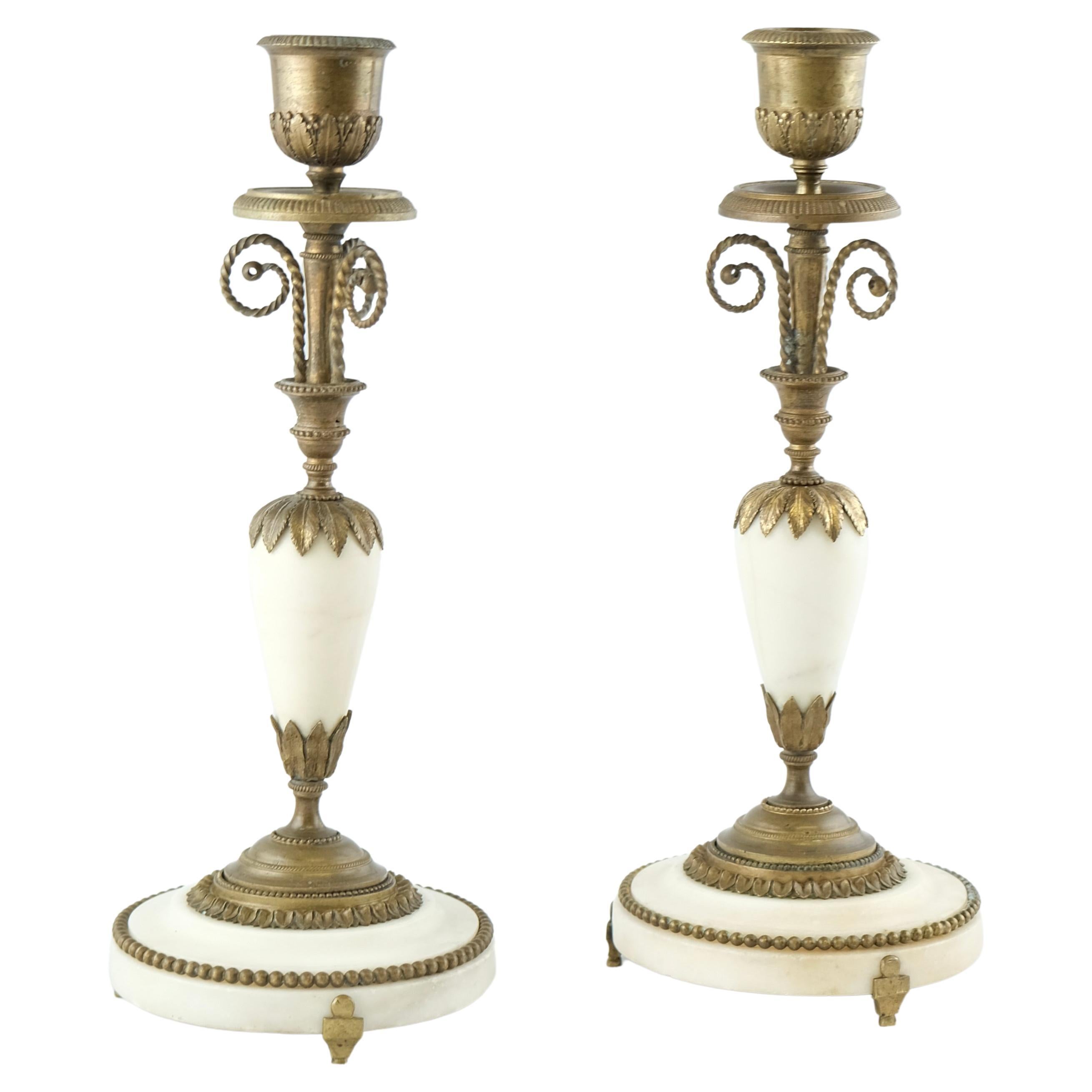 Ein Paar französische Directoire-Kerzenständer, hergestellt in den 1790er Jahren.