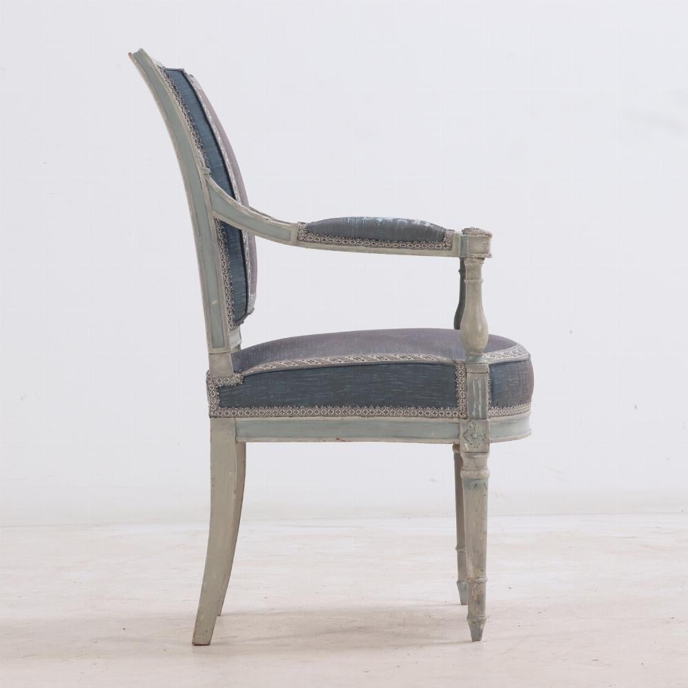 Paire de fauteuils ouverts peints A.I.C., C 1800. Les chaises sont recouvertes d'une peinture bicolore subtile et ont été tapissées dans un matériau semblable à de la soie brute. Le tissu des sièges et des dossiers est en bon état, seuls les