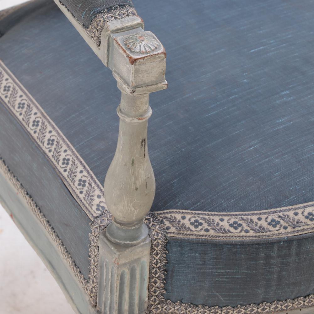 Français Paire de fauteuils ouverts peints du Directoire français, vers 1800. en vente