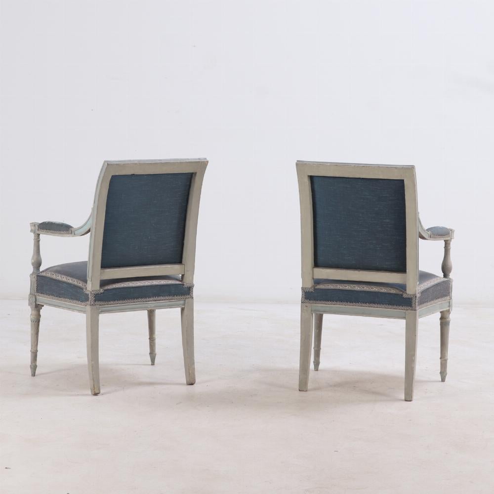 Peint Paire de fauteuils ouverts peints du Directoire français, vers 1800. en vente