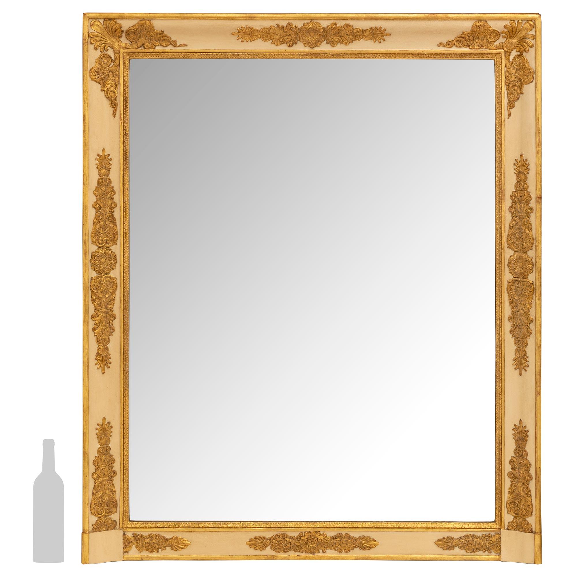 




Jolie paire de miroirs en bois patiné et doré d'époque Empire, datant du début du 19e siècle. Les plaques de miroirs originales sont encadrées dans un cadre blanc cassé et doré avec des blocs de fond flanquant le panneau inférieur avec une