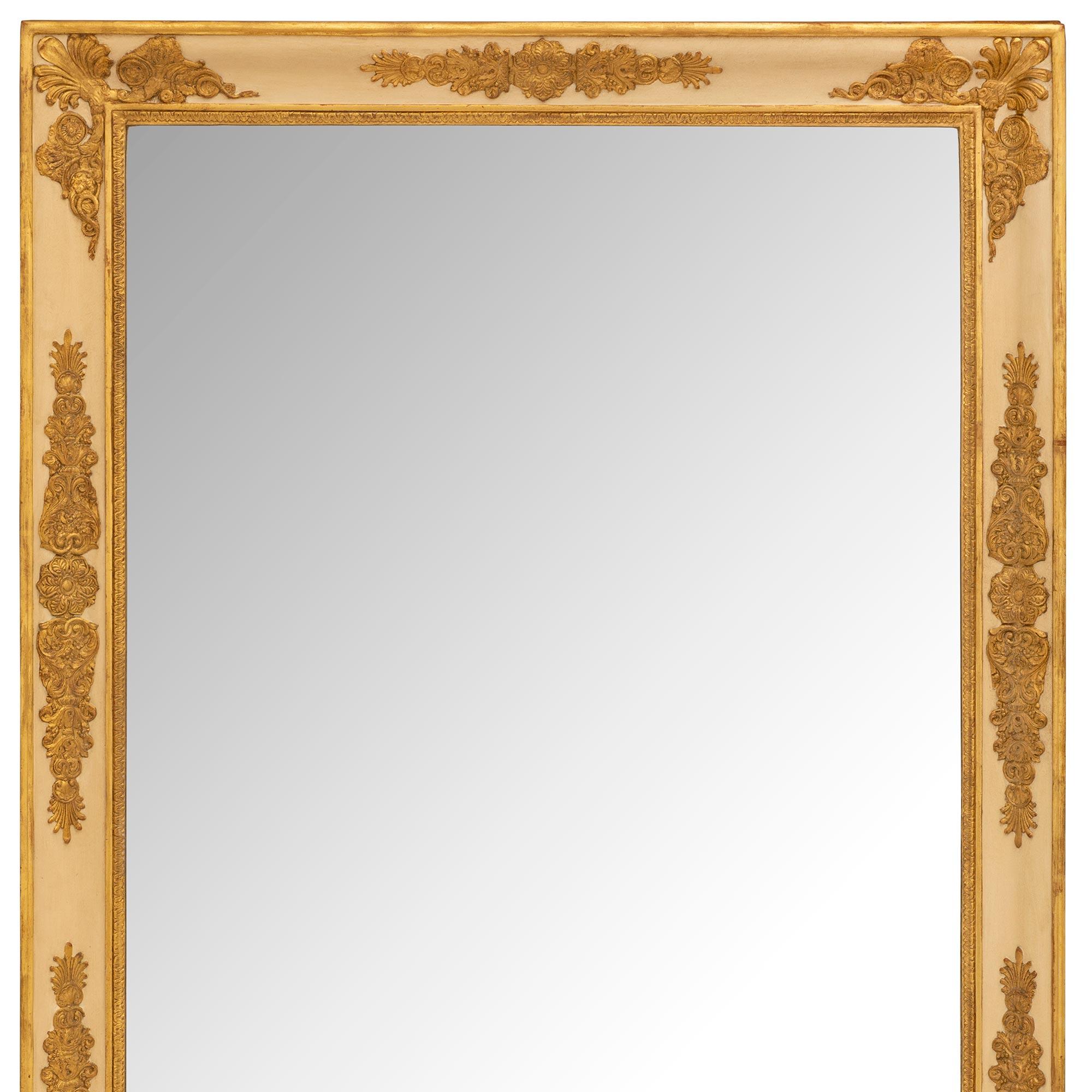 Paire de miroirs en bois doré d'époque Empire du début du 19e siècle Bon état - En vente à West Palm Beach, FL